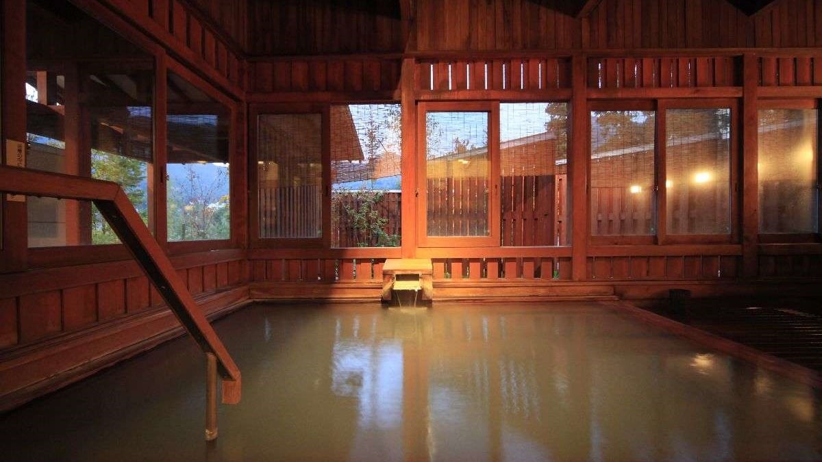 Hyakkaho / Indoor bath The smell of sulfur and pure white water unique to Zao Onsen