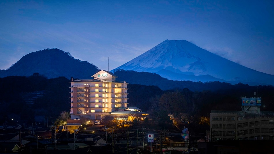 薄暮のホテル天坊全景（詳細情報）