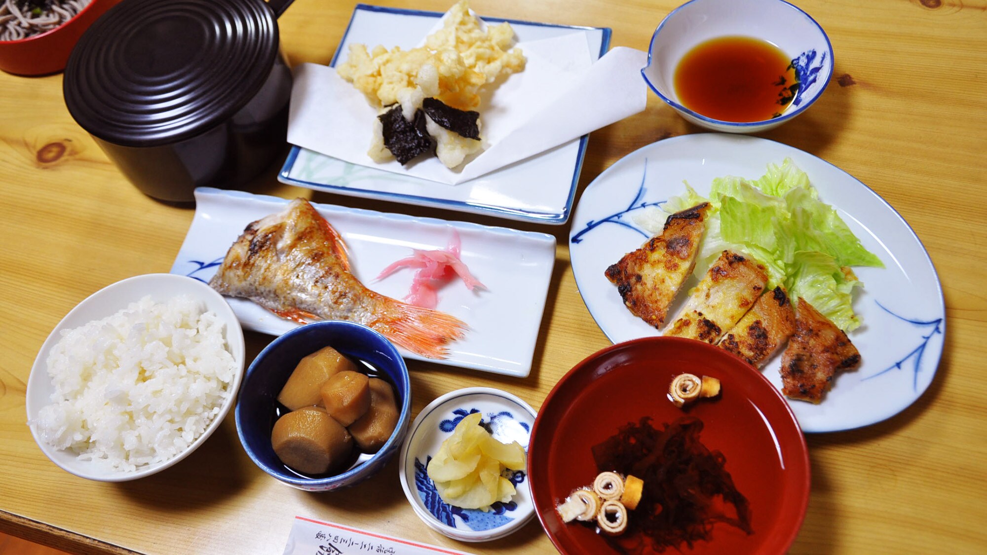 【저녁 식사 일례】현지 식재료나 수제 쌀을 사용한 요리. 정말 마음이 편안한 가정의 맛입니다.