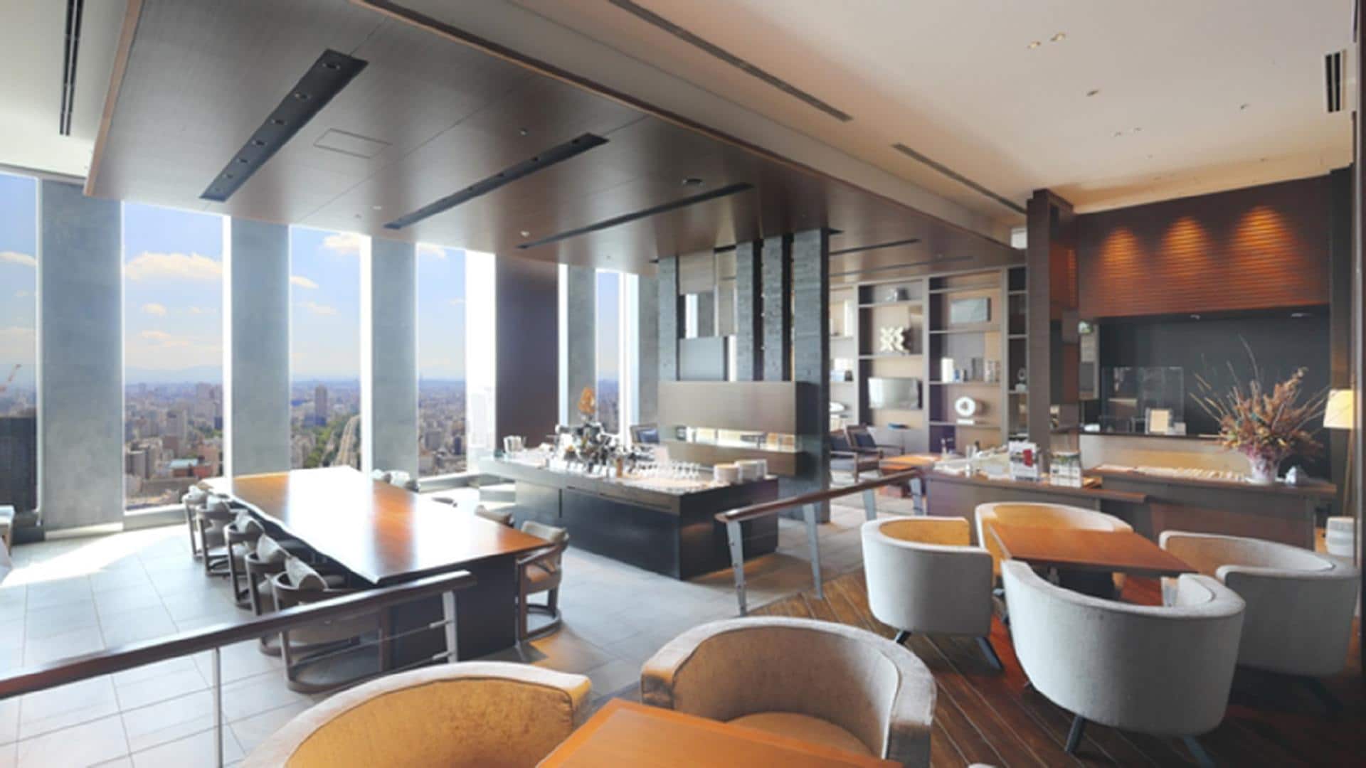 A club lounge with a sense of freedom and a panoramic view of the city and nature.