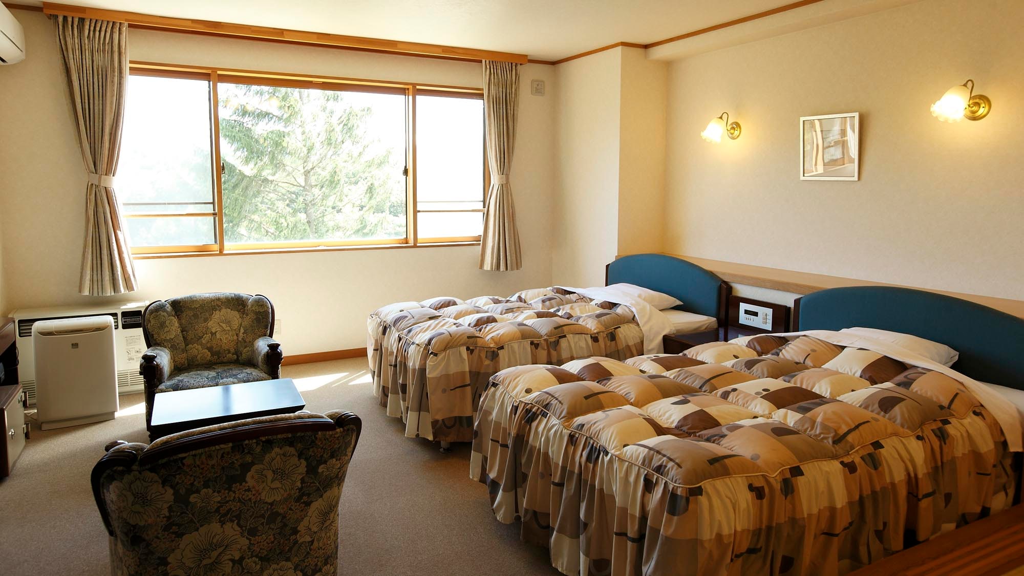 [Japanese-Western style room] A spacious, relaxing room with a large bed