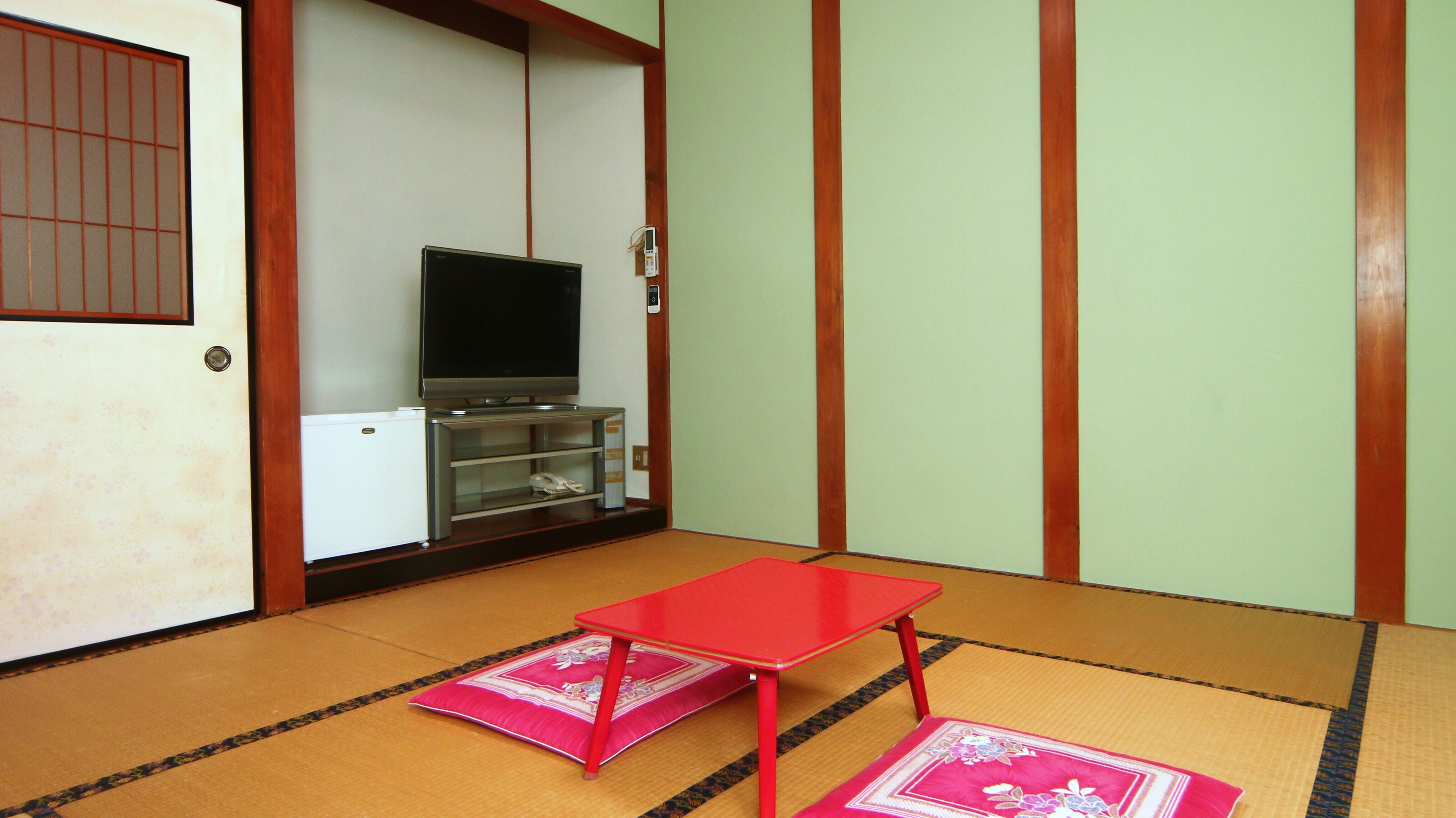 [Kamar tamu] Kamar Sakura. 8 tikar tatami + area masuk. 