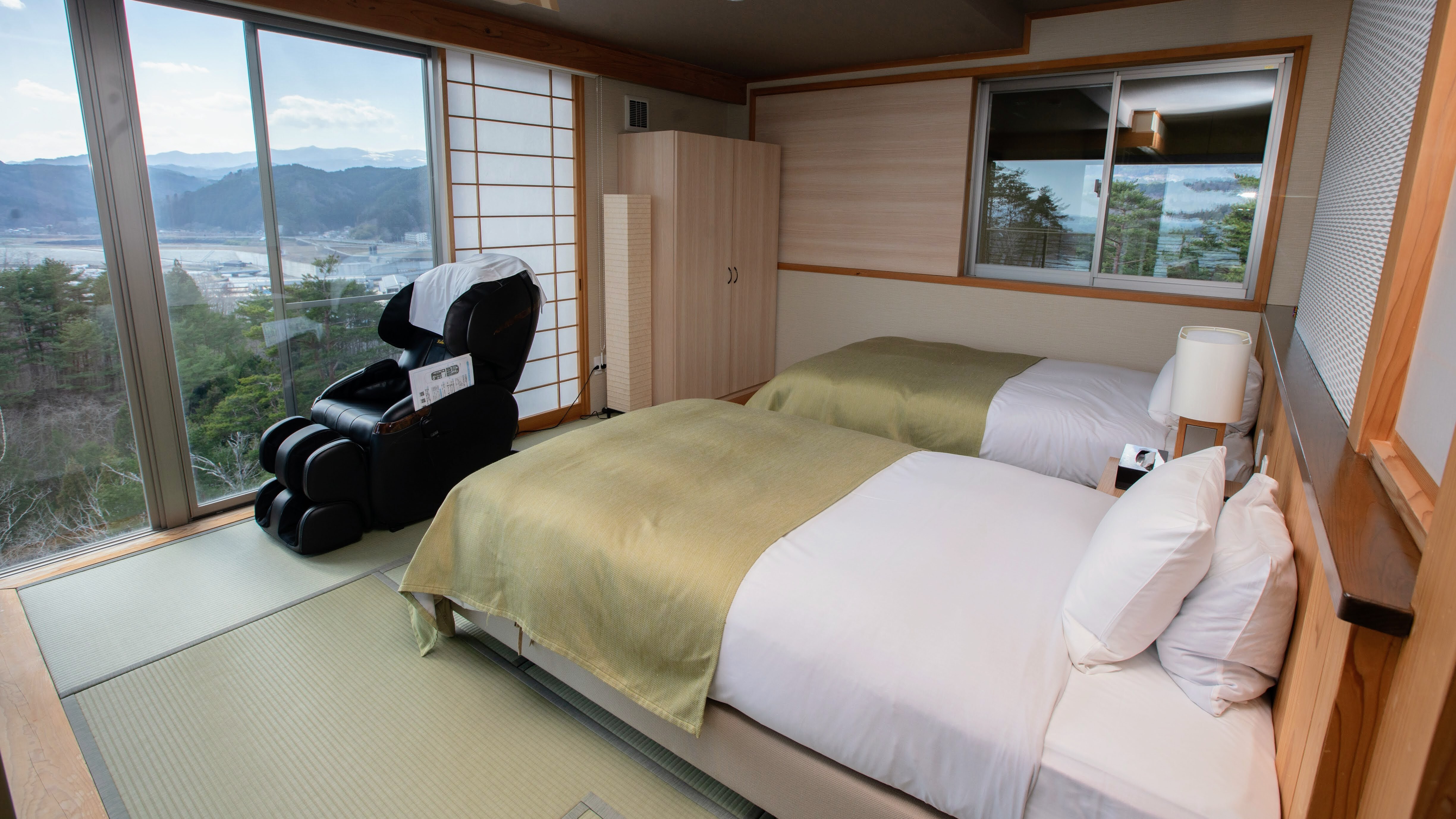 [Jiro no Iori, 3rd floor] Modern Japanese-Western style room with 16 tatami mats and an open-air bath ◆ Bedroom