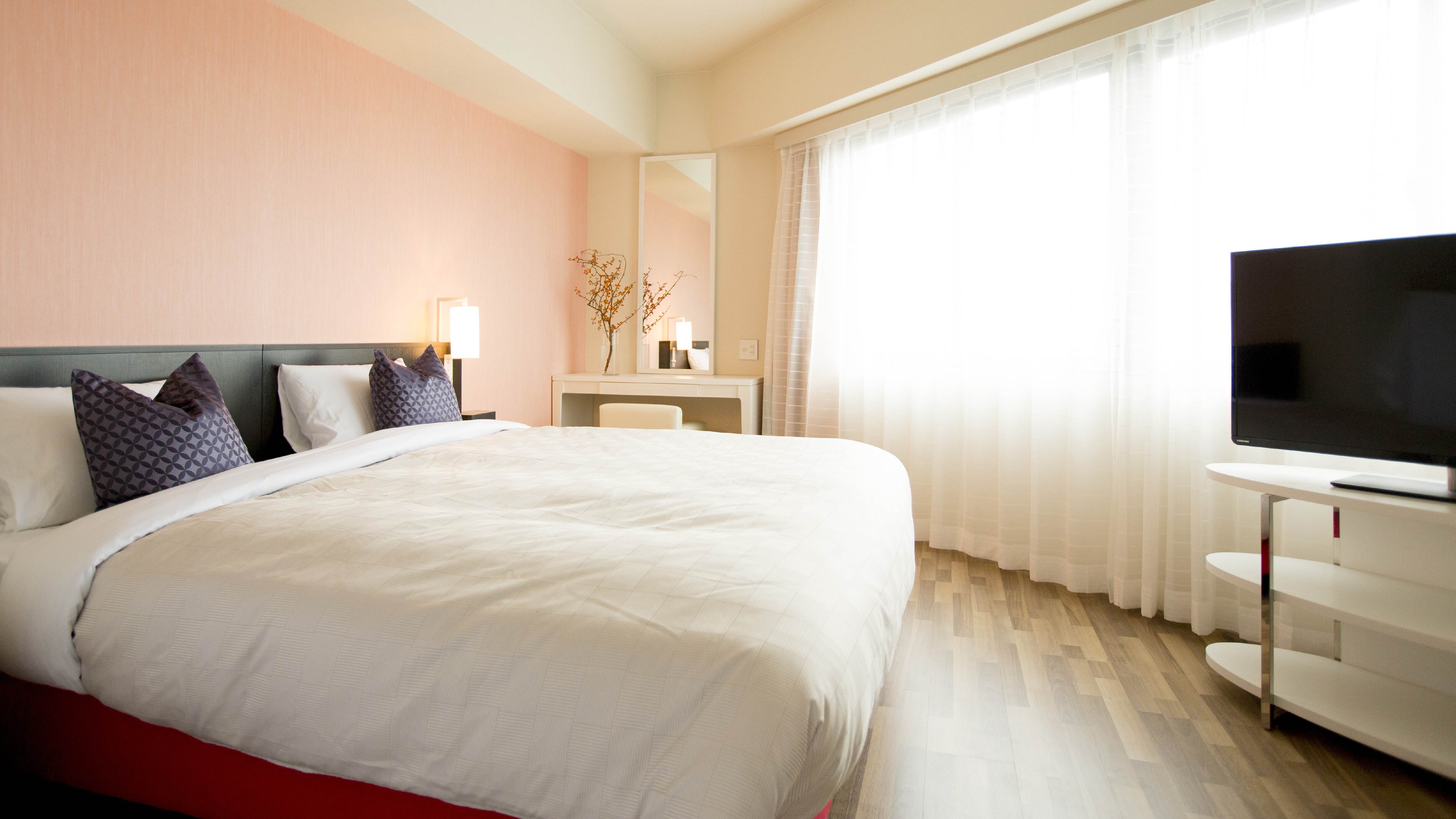 [轉角雙人床] 27㎡ 180cm寬的床 每層限1間 轉角房間，配備一張特大號床。