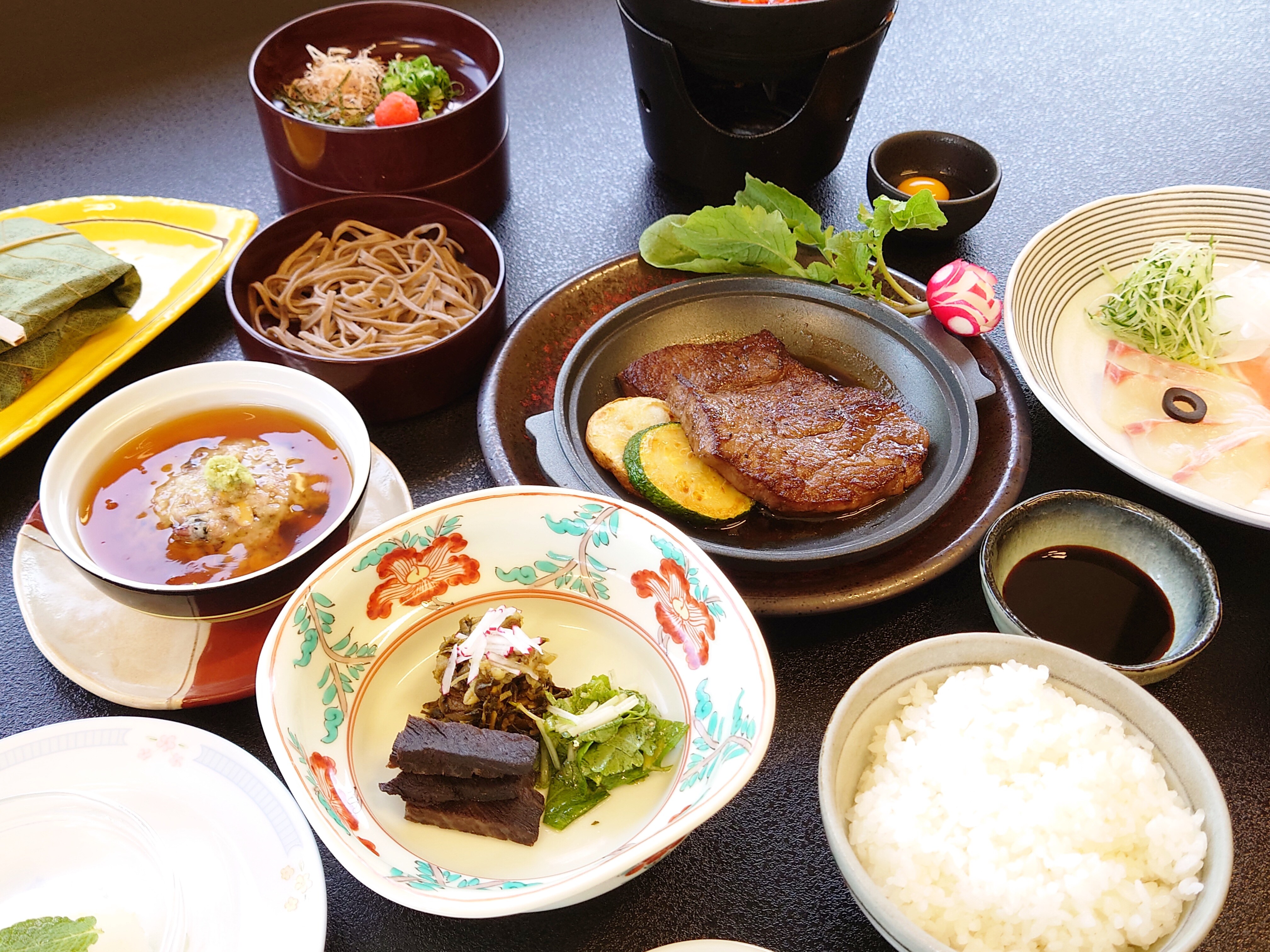 โอคุอิซูโมะ วากิว ไคเซกิ (อาจแตกต่างจากภาพ ขึ้นอยู่กับฤดูกาลและความพร้อม)