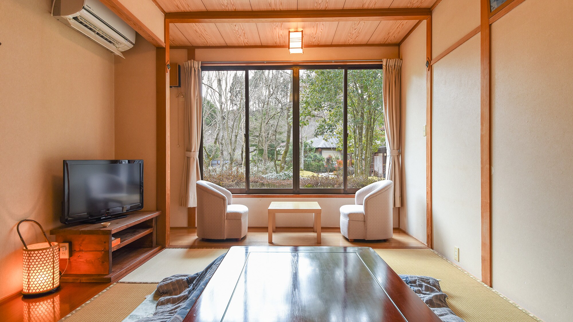 * [Room (Japanese-style room in the East Building)] Please spend a relaxing time in a room with a faint scent of tatami mats.