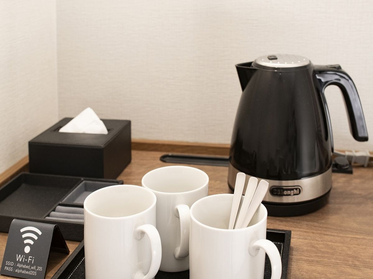 [Room amenities] Kettles and cups are also provided.