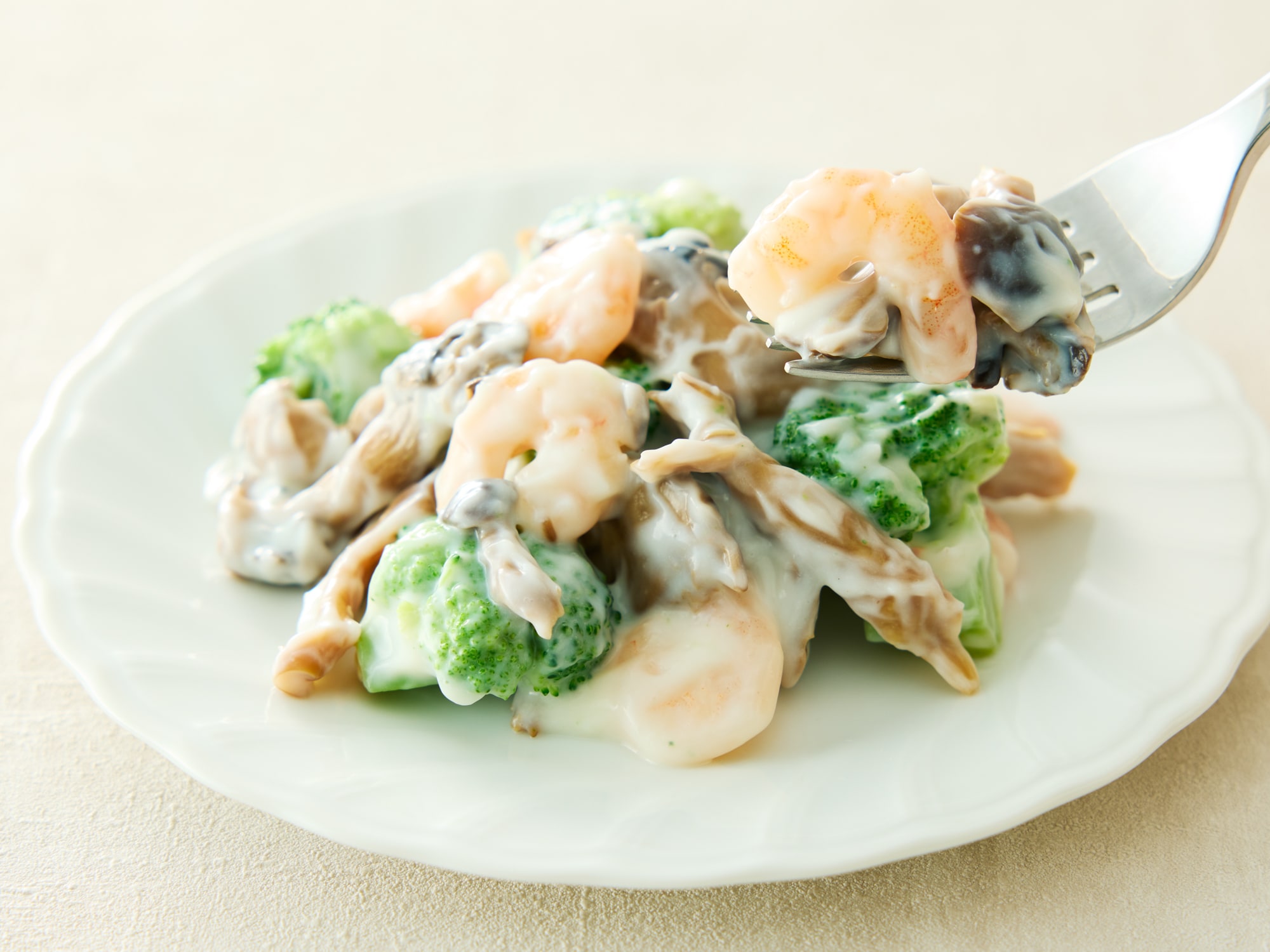 【海老とキノコのホワイトソース】海老のプリプリした食感とキノコの旨味がマッチしたクリーミーな味わい