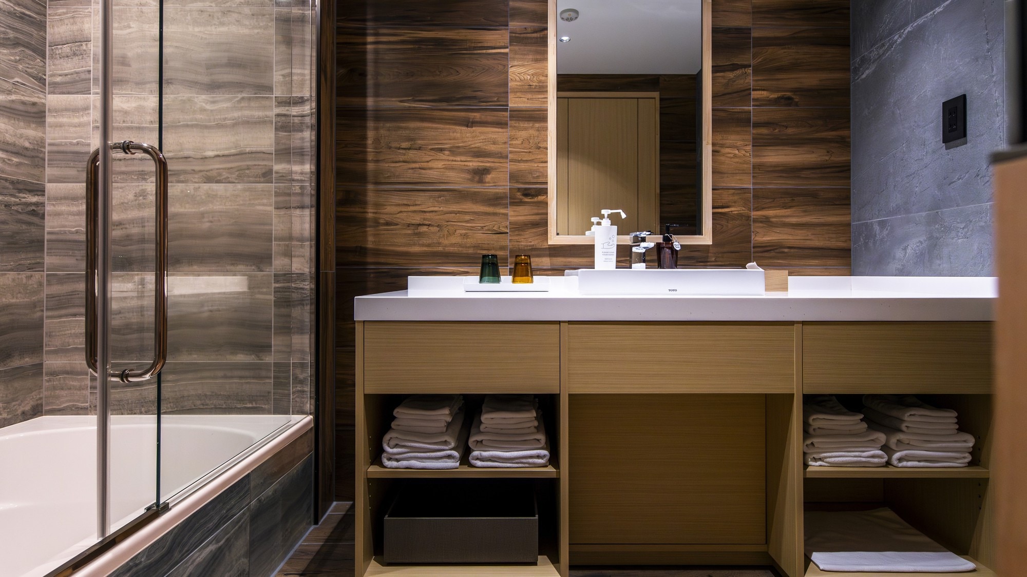 Deluxe Lake View Bathroom