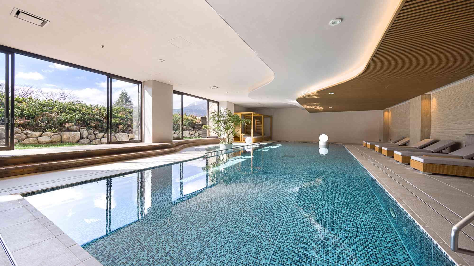 [Indoor thermal pool] During the day, the blue mosaic tiles sparkle on the water's surface.