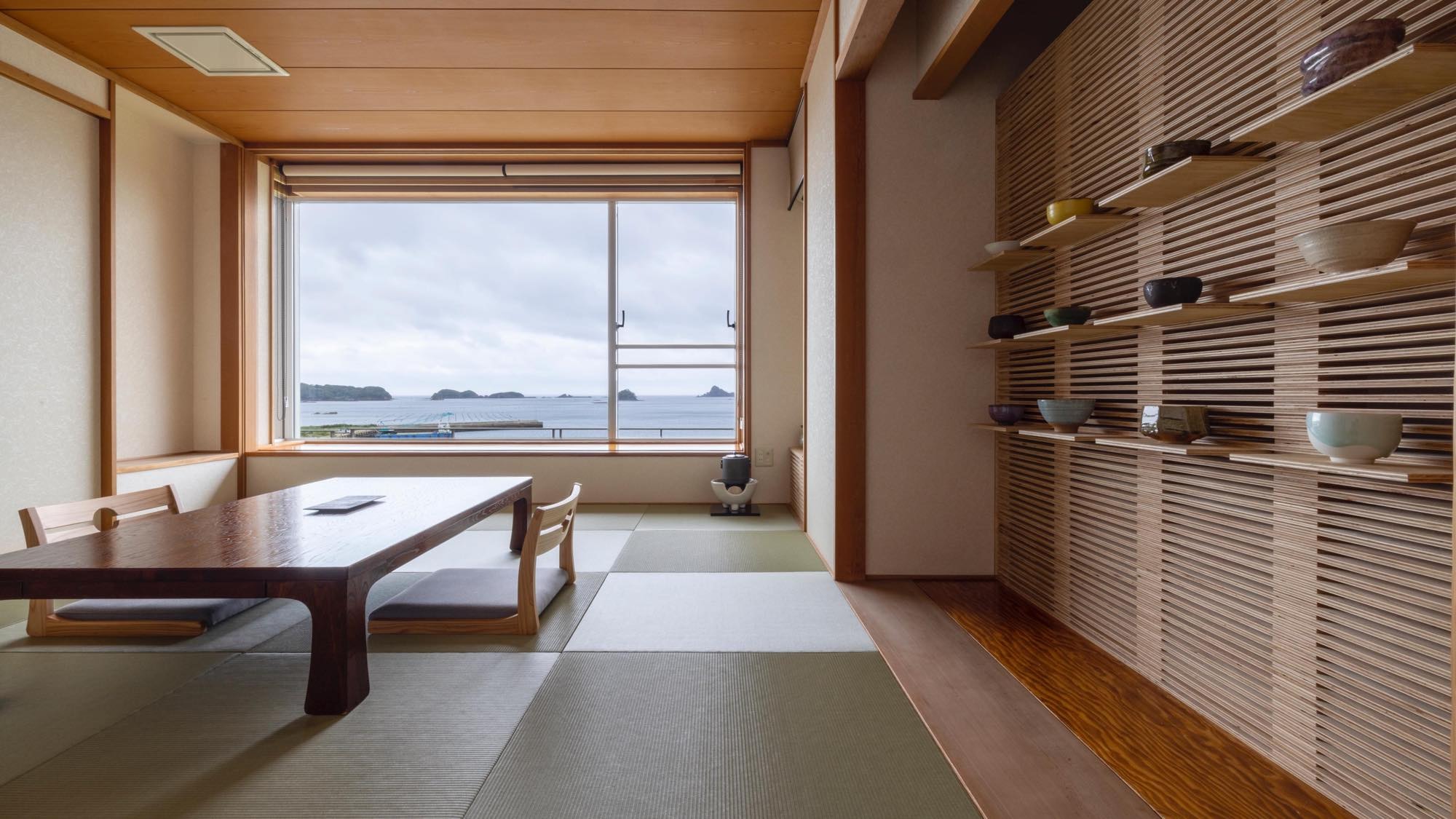 You can see the calm water surface of Yumoto Bay from the Japanese-style room.