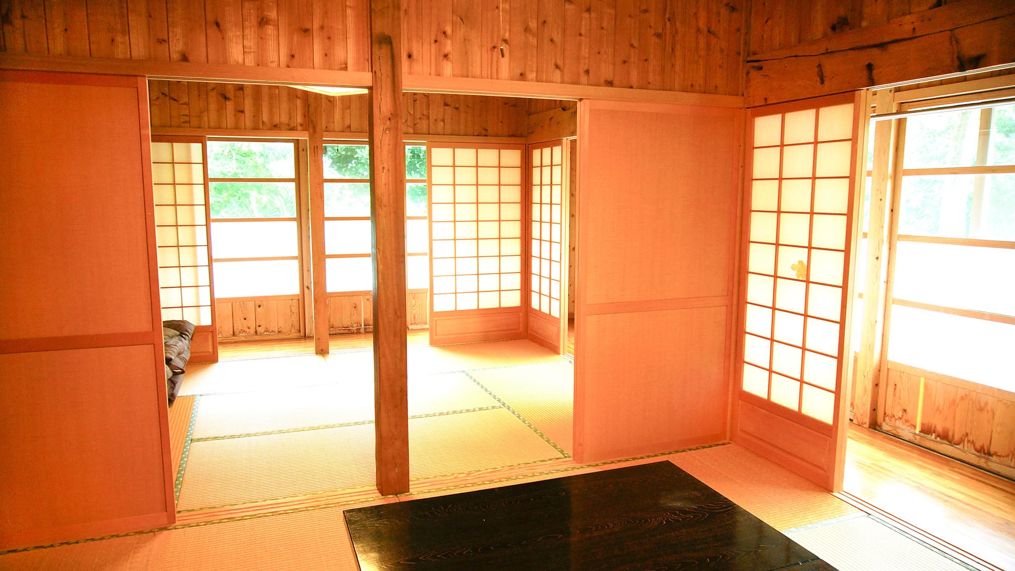 ・"Sangohi" Japanese-style room: A relaxing space with the scent of wood.