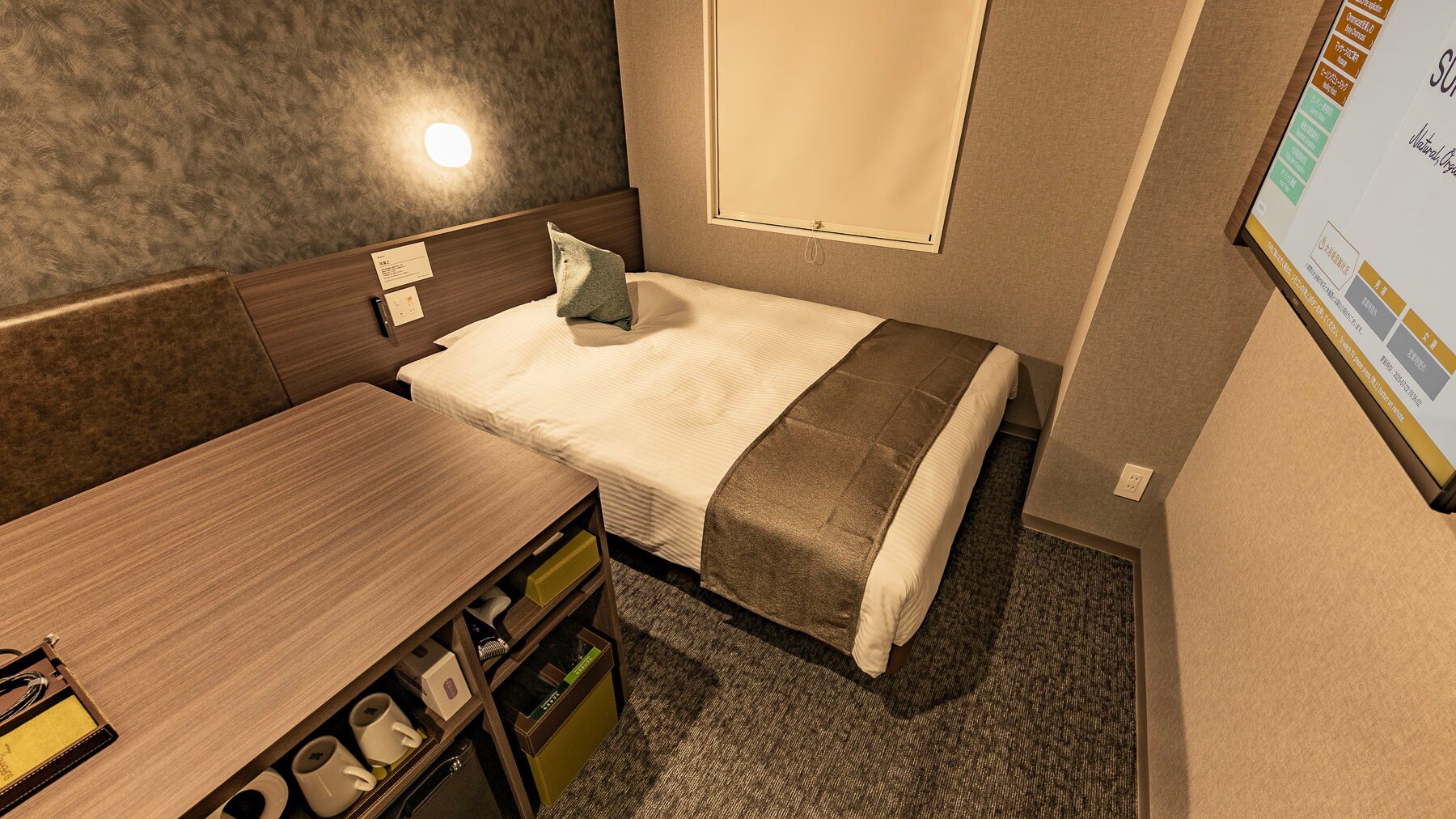 寬敞的辦公桌即使擺放了個人物品也能提供充足的工作空間！