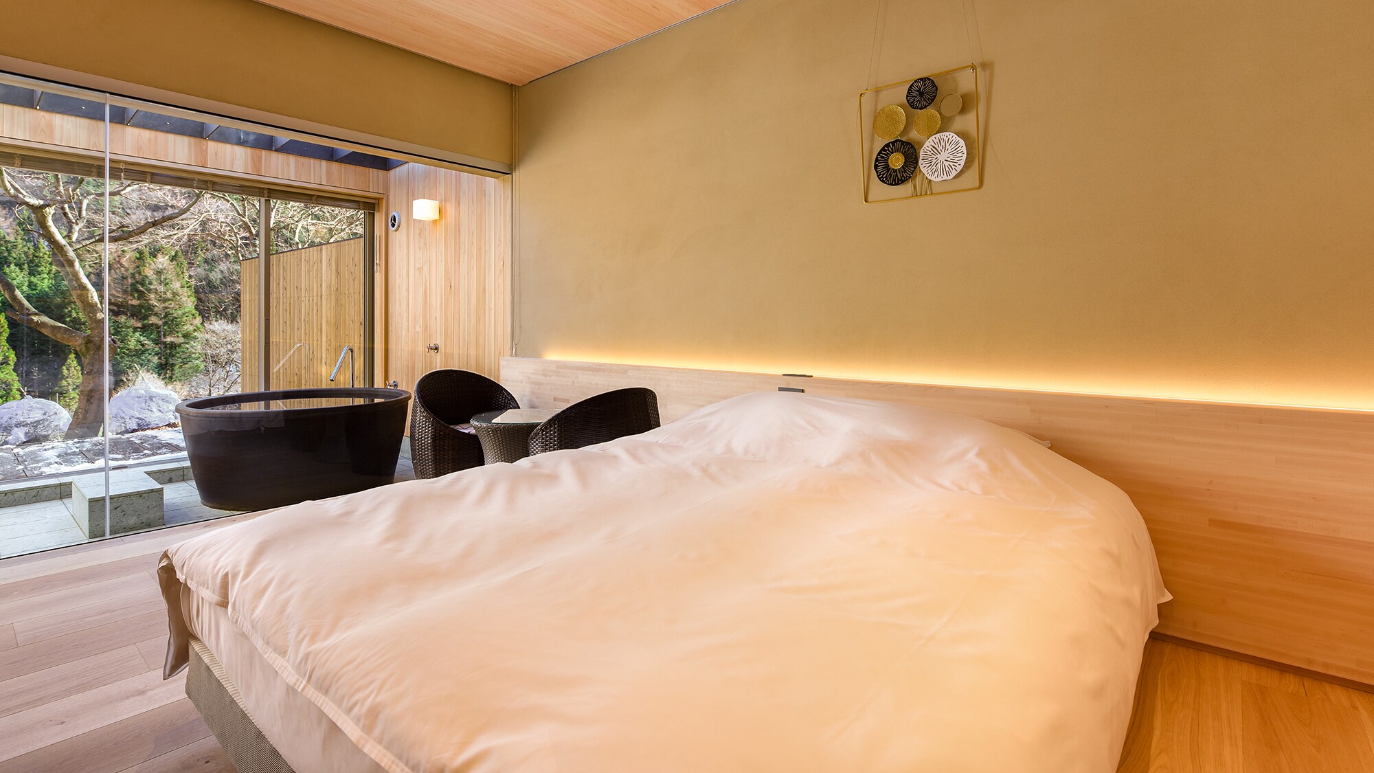 *Western-style double room/Relax yourself in the Simmons queen-size bed