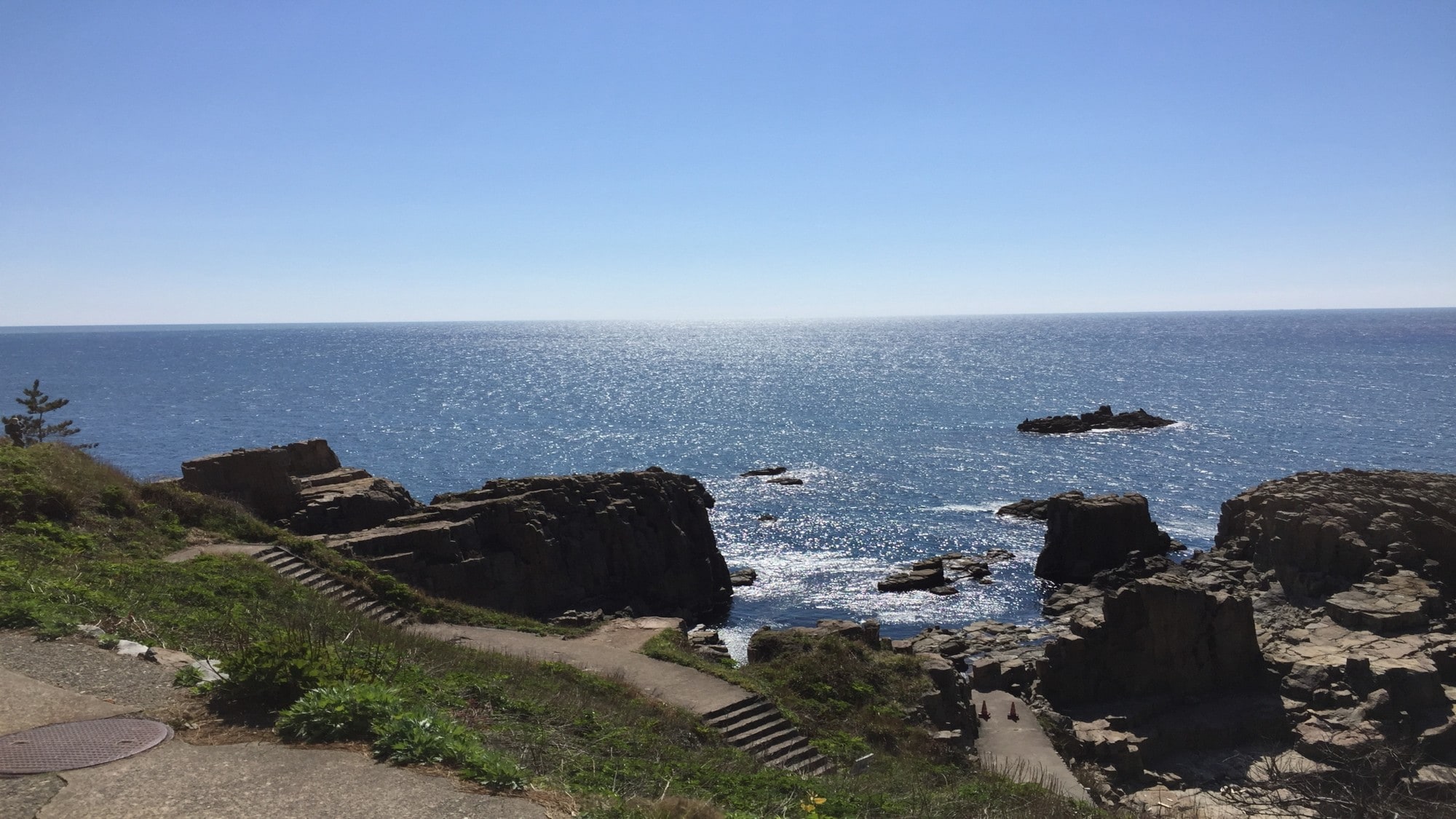 A view of the horizon stretching as far as the eye can see from the Echizen coast.
