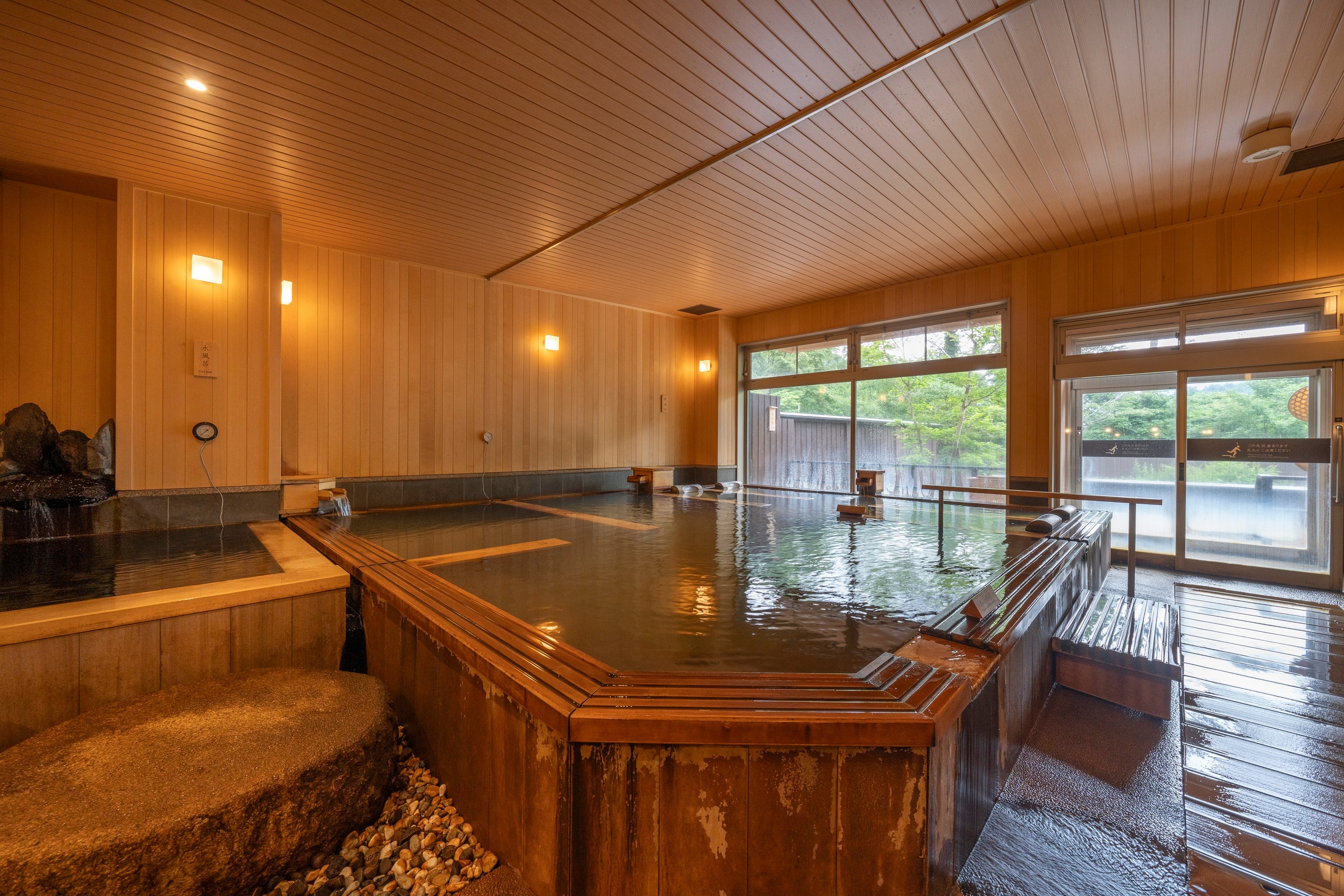 [ห้องอาบน้ำสาธารณะขนาดใหญ่] ตัวอย่างห้องอาบน้ำในร่ม