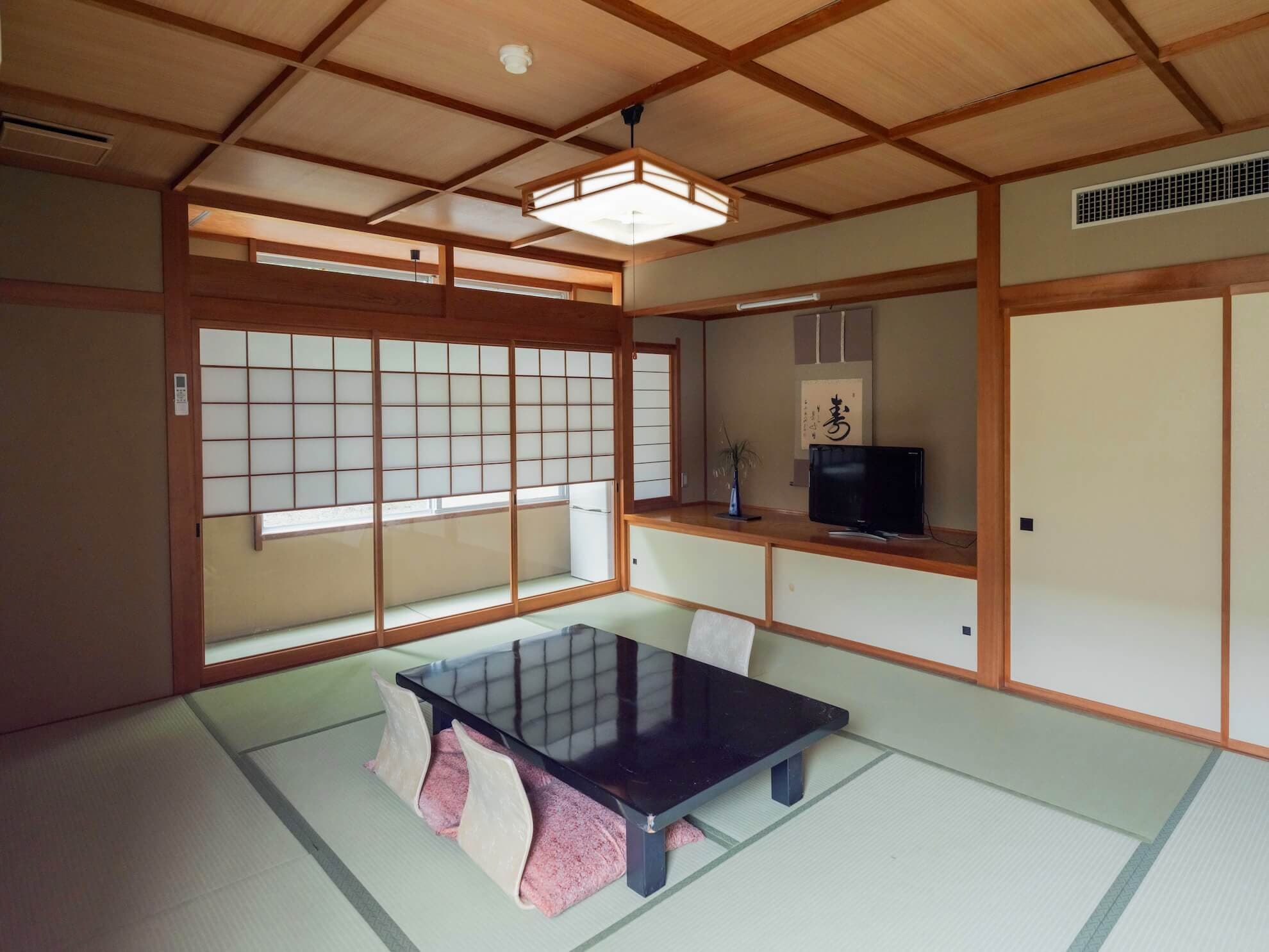 An example of a mountain-facing Japanese-style room