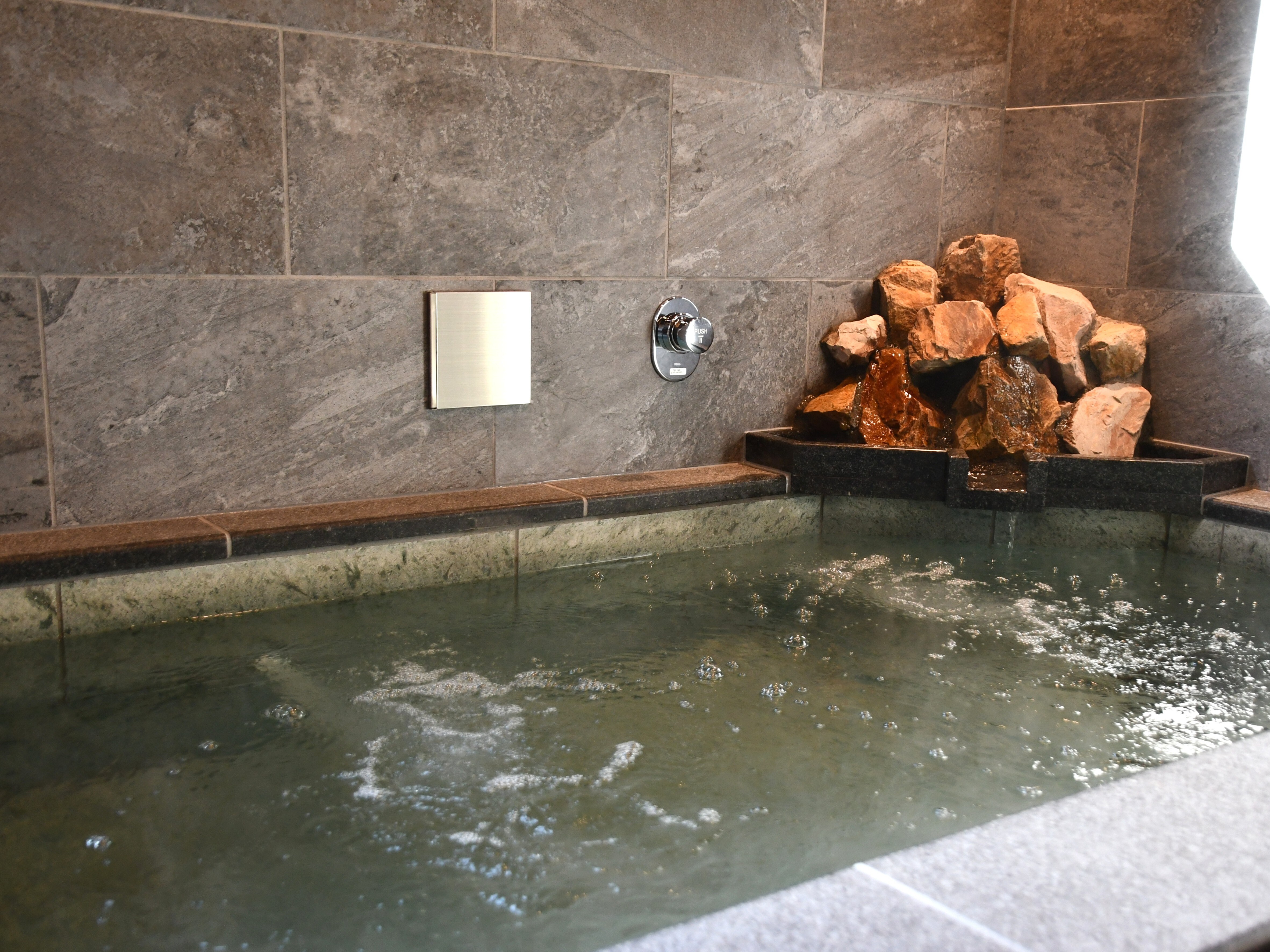 共享大浴池「水照天照溫泉」（岩之湯）可預訂，每晚費用為5000日元。