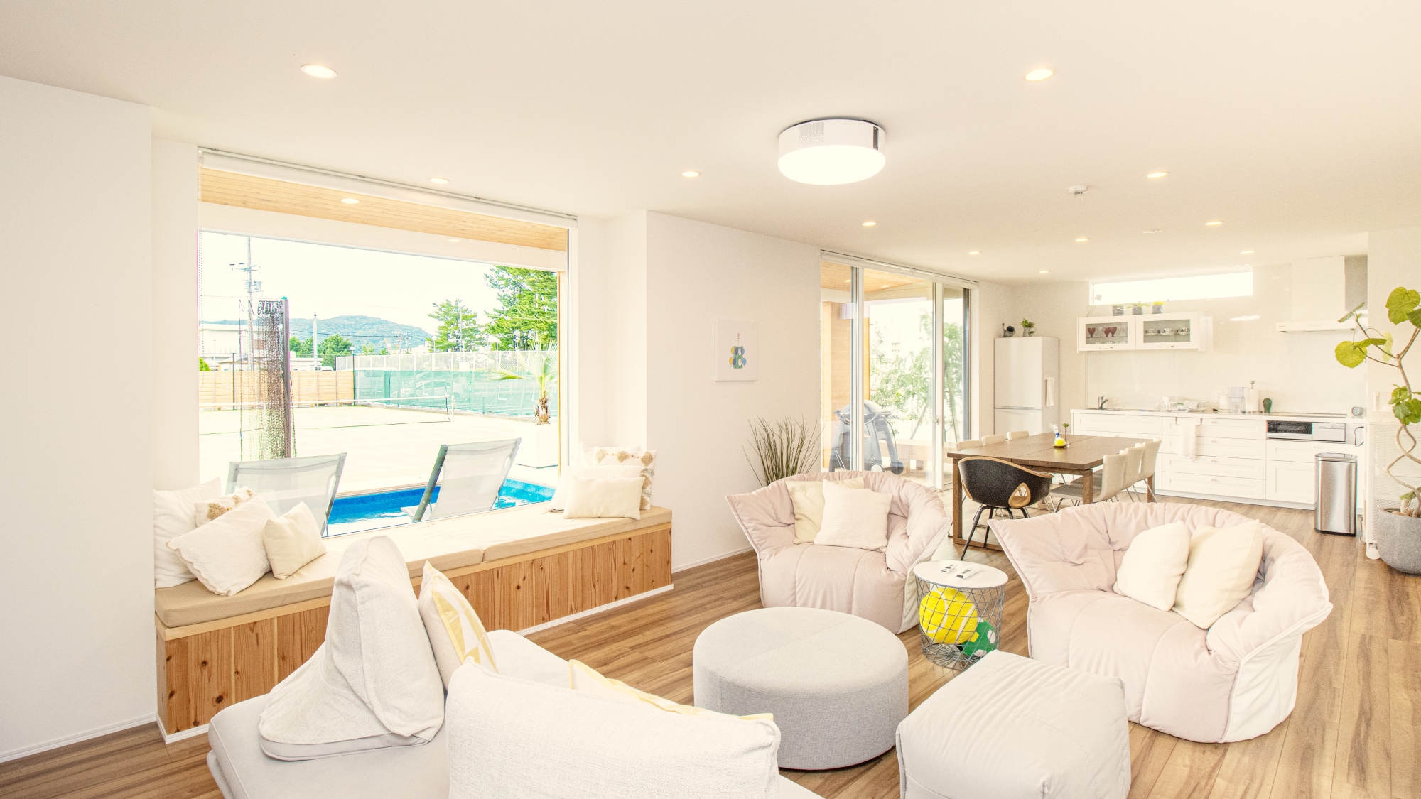 [Living room] The furniture and appliances are carefully selected to provide a comfortable and luxurious experience.