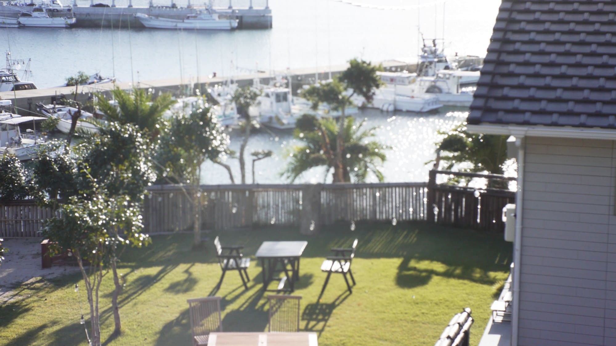 ・[Vườn] Bạn có thể nhìn thấy Cảng cá Ohama từ phòng của mình. Tận hưởng thời gian hạnh phúc được xoa dịu bởi âm thanh của sóng biển