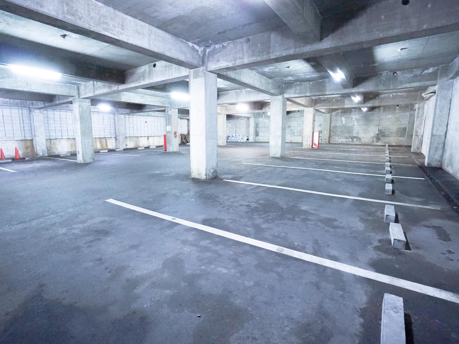 There is a covered parking lot in the basement, so you can park safely even on rainy days.