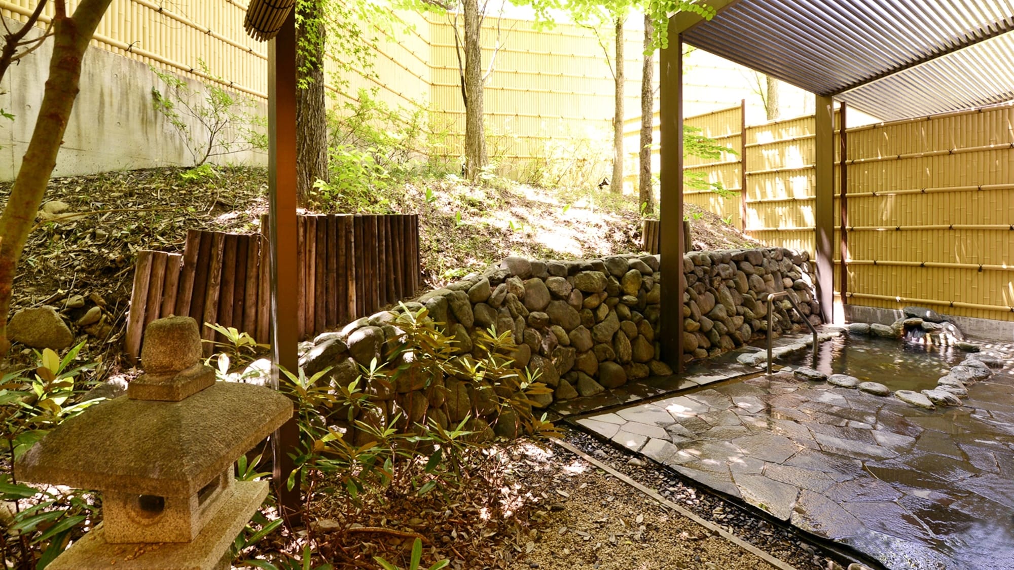 *[Middle bath (open-air bath)] Enjoy the scenery of the four seasons while soothing yourself in the natural hot spring.