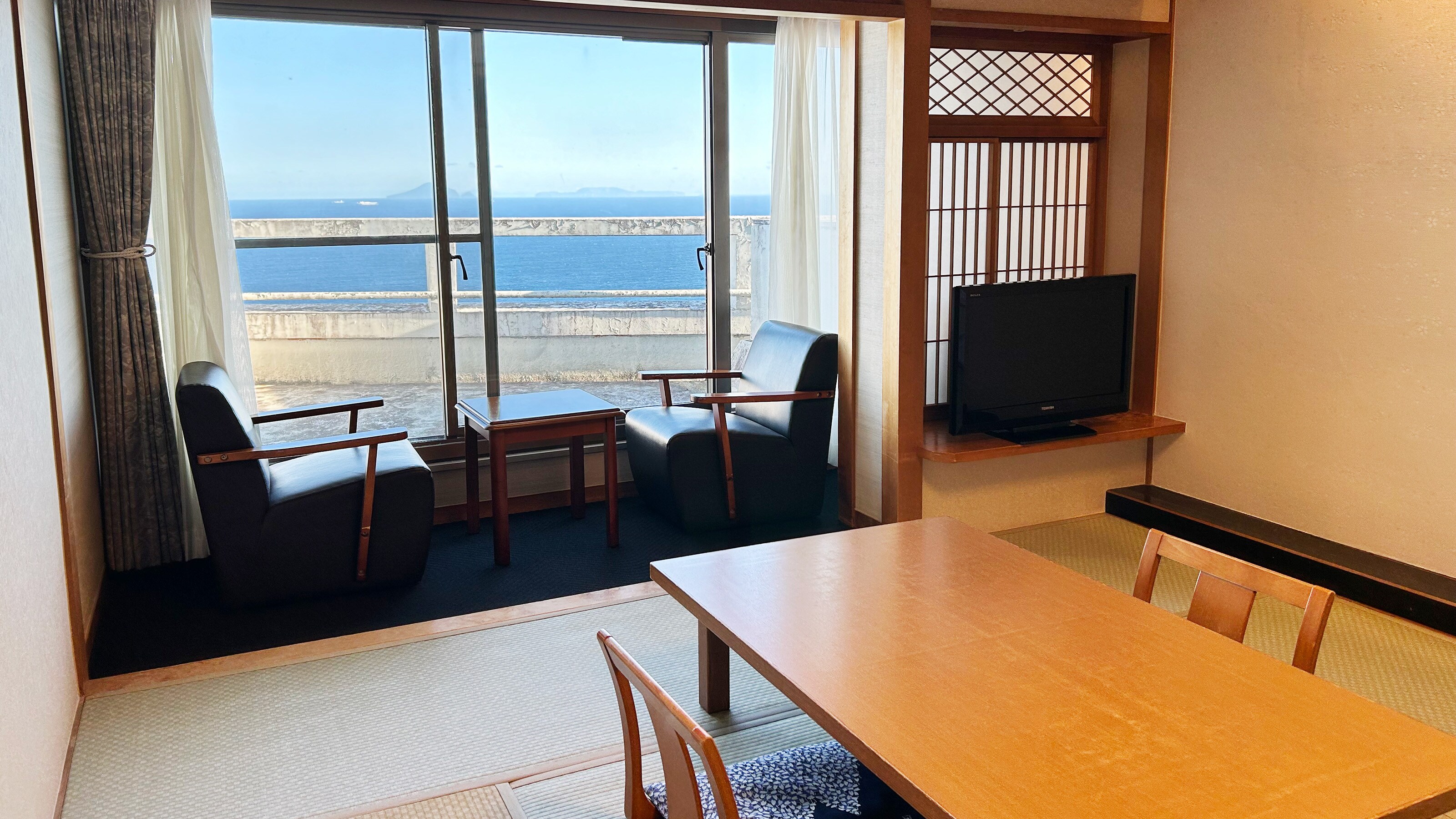 Phòng kiểu Nhật 10 chiếu tatami bên ngoài phòng tắm