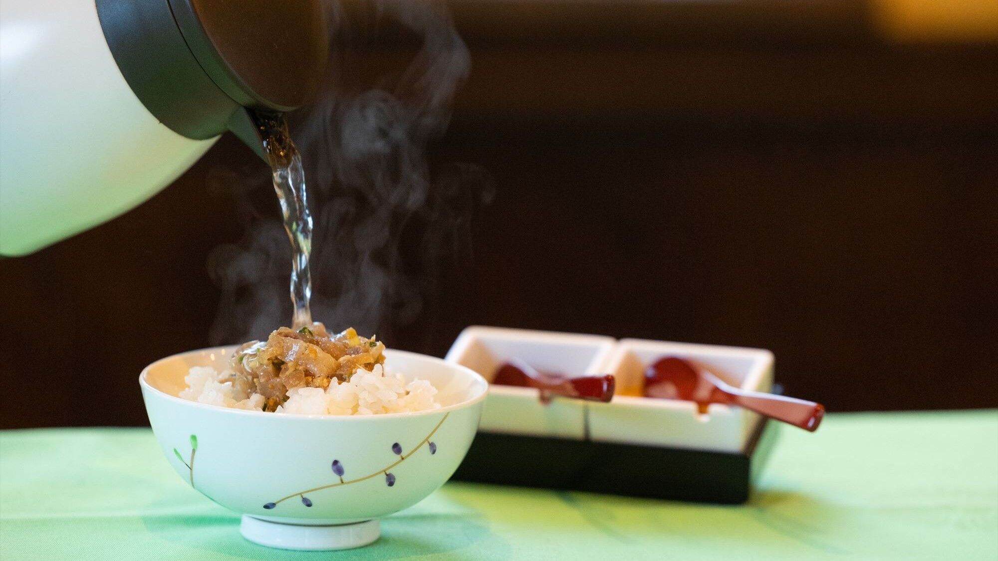 [Breakfast] The popular "Fisherman's Meal Ochazuke" is a licked horse mackerel with a luxurious condiment.