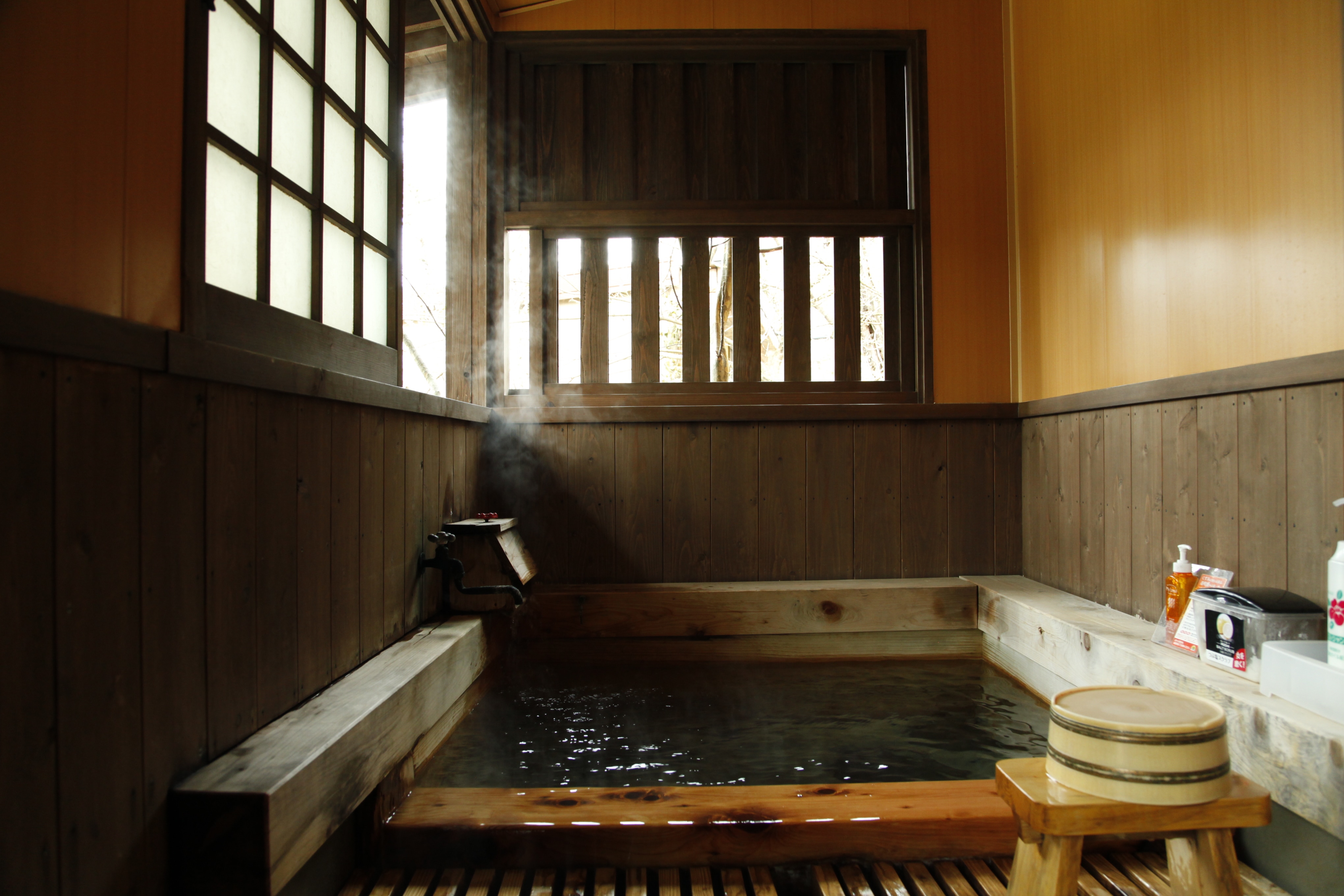 A detached Japanese-style room with a 10-tatami bath *No shower