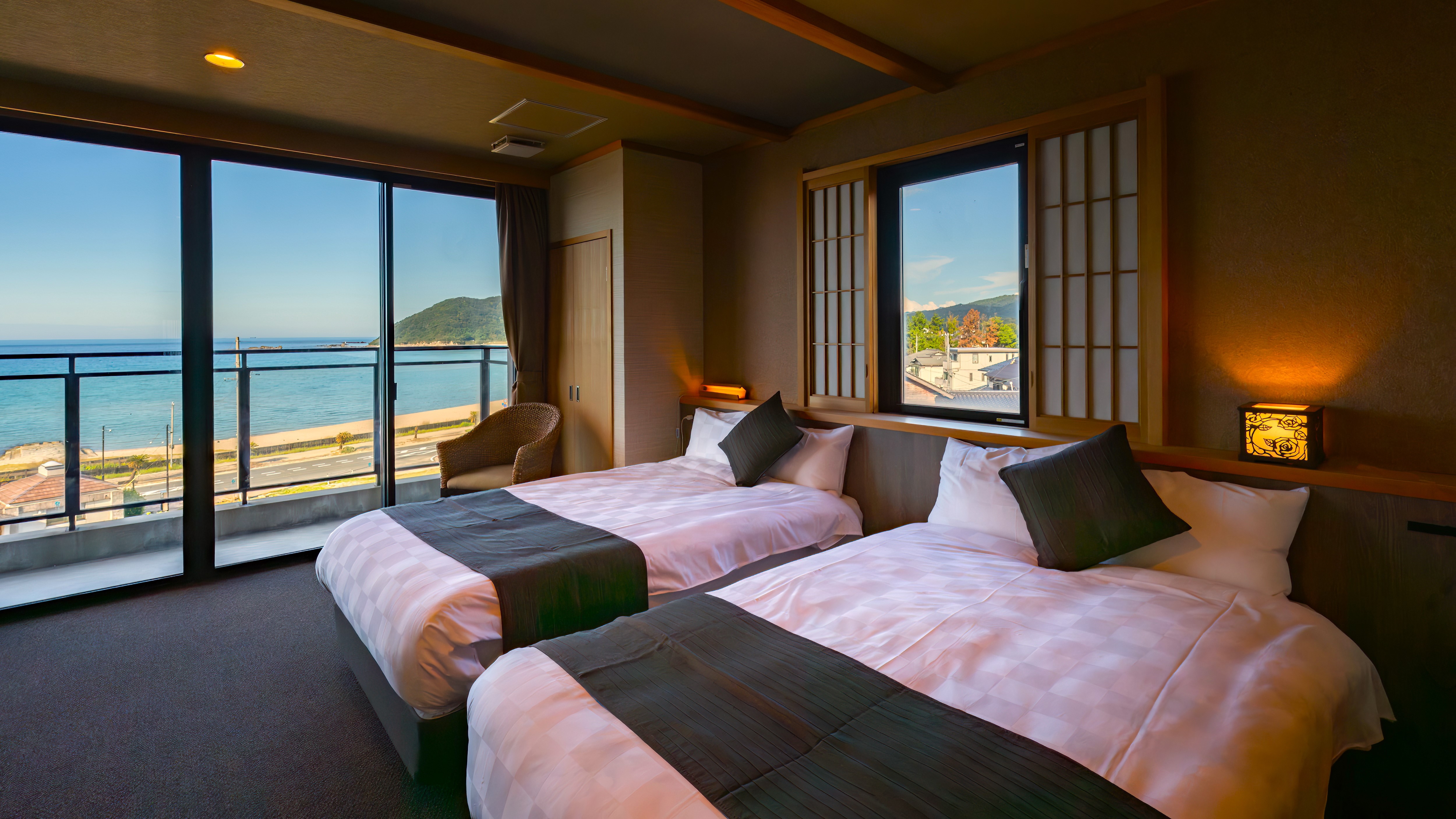 [Japanese-Western room, limited to one group per day "Oto of the Sea"] Enjoy the spectacular ocean view in this Japanese-Western room "Oto of the Sea"