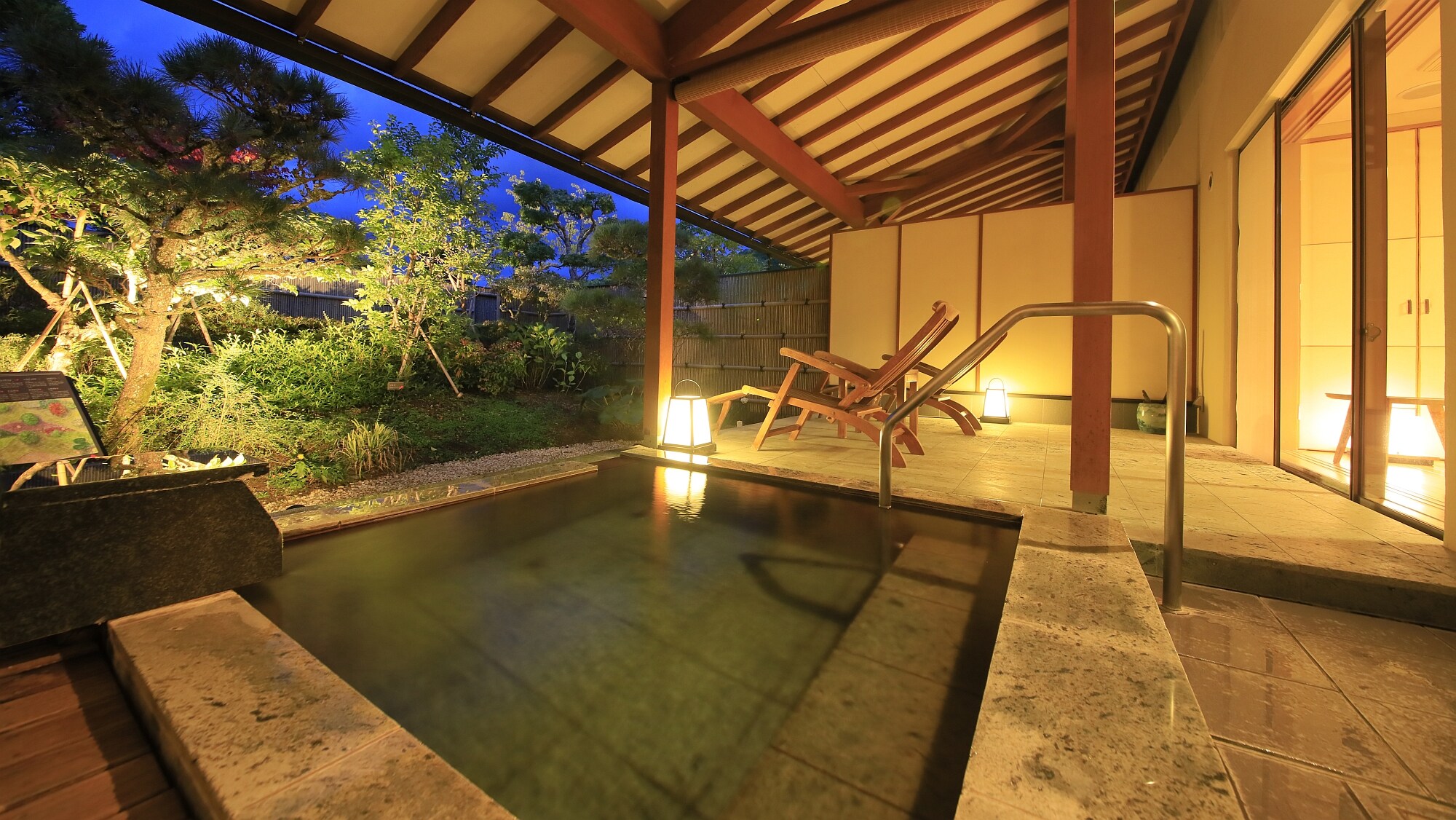 Khu vườn gắn liền, phòng khách có bồn tắm ngoài trời/bồn tắm bằng đá, ví dụ về cảnh hoàng hôn