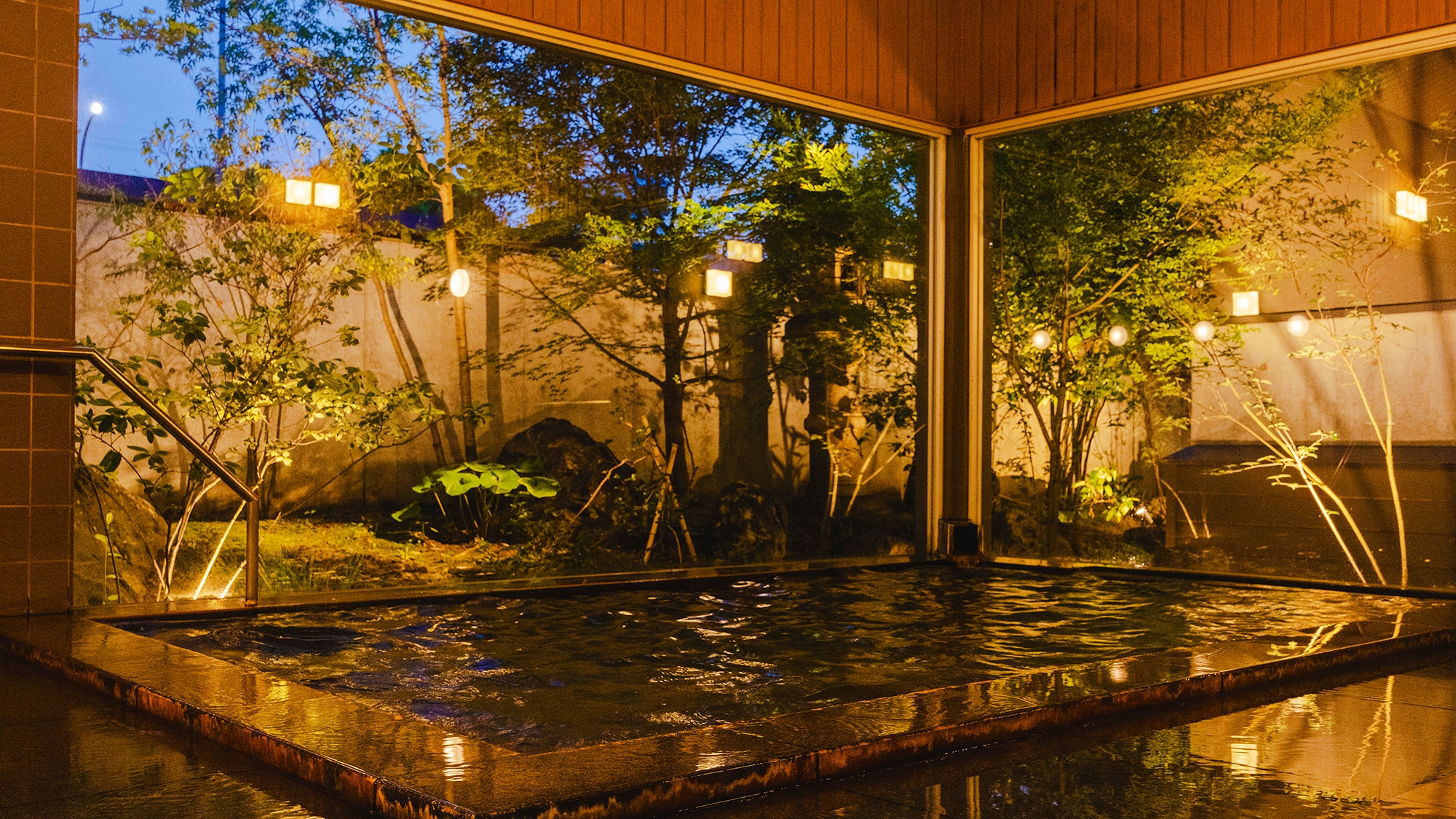 [YUBUNE no Yu] The hot spring water flows directly from the source of Marumo Onsen. The smooth texture and hot spring water will soothe your fatigue.