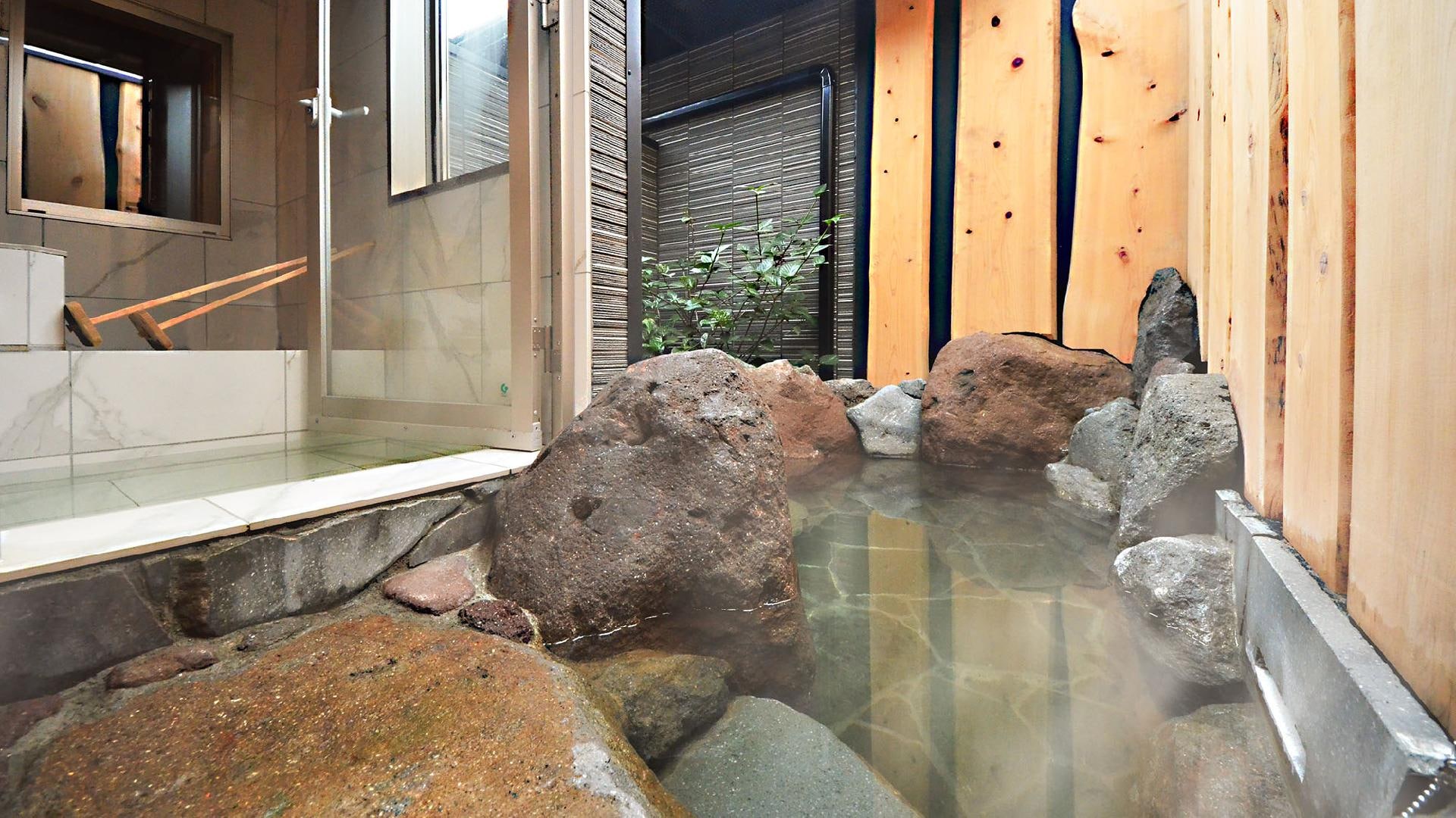 ・Spring Crescent: Open-air bath