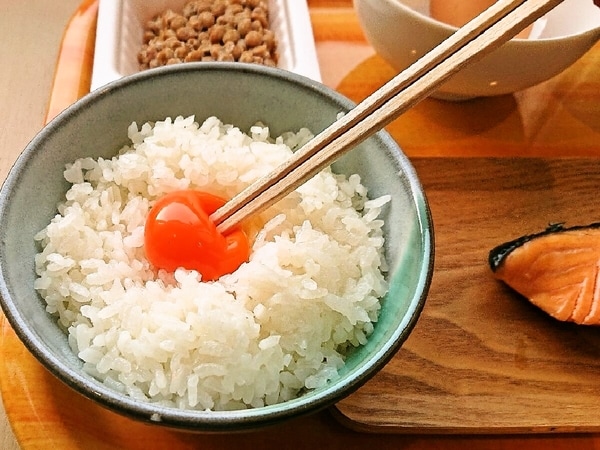 อาหารเช้าอิ่มท้อง: ชุดอาหารเช้าไข่และข้าว ราคา 900 เยน (ไม่รวมภาษี)