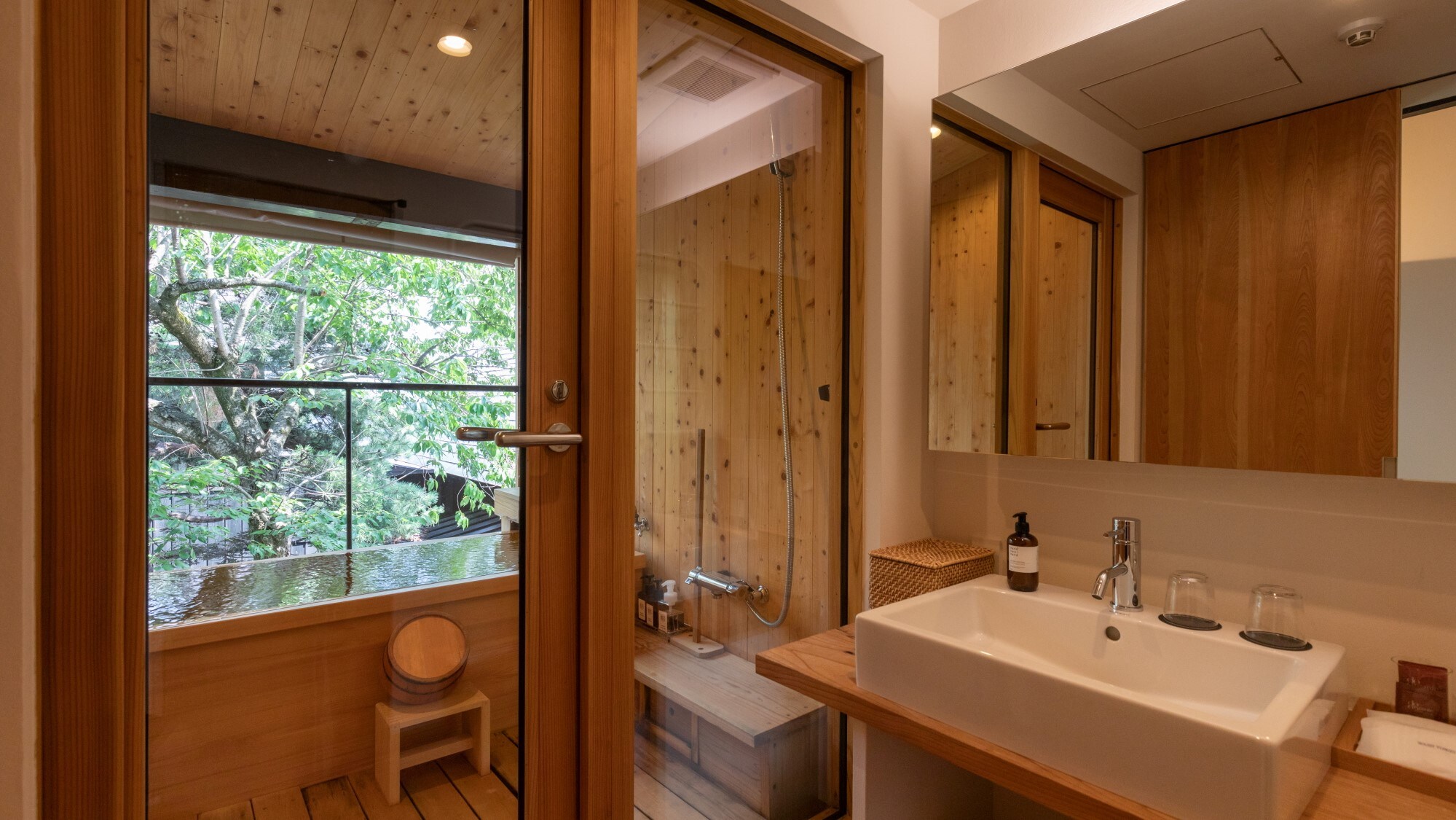[KURA07] The open-air bath is cypress. Overlooking the courtyard in front of you and looking at the big cherry blossom trees