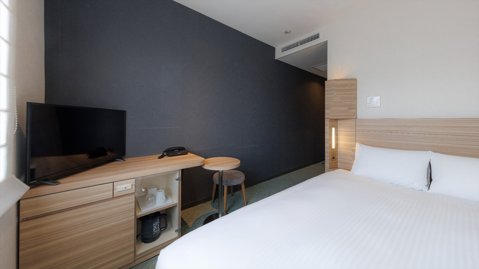 [Standard Double (South Wing) 15㎡] A bright and sophisticated space accented with "coral green"