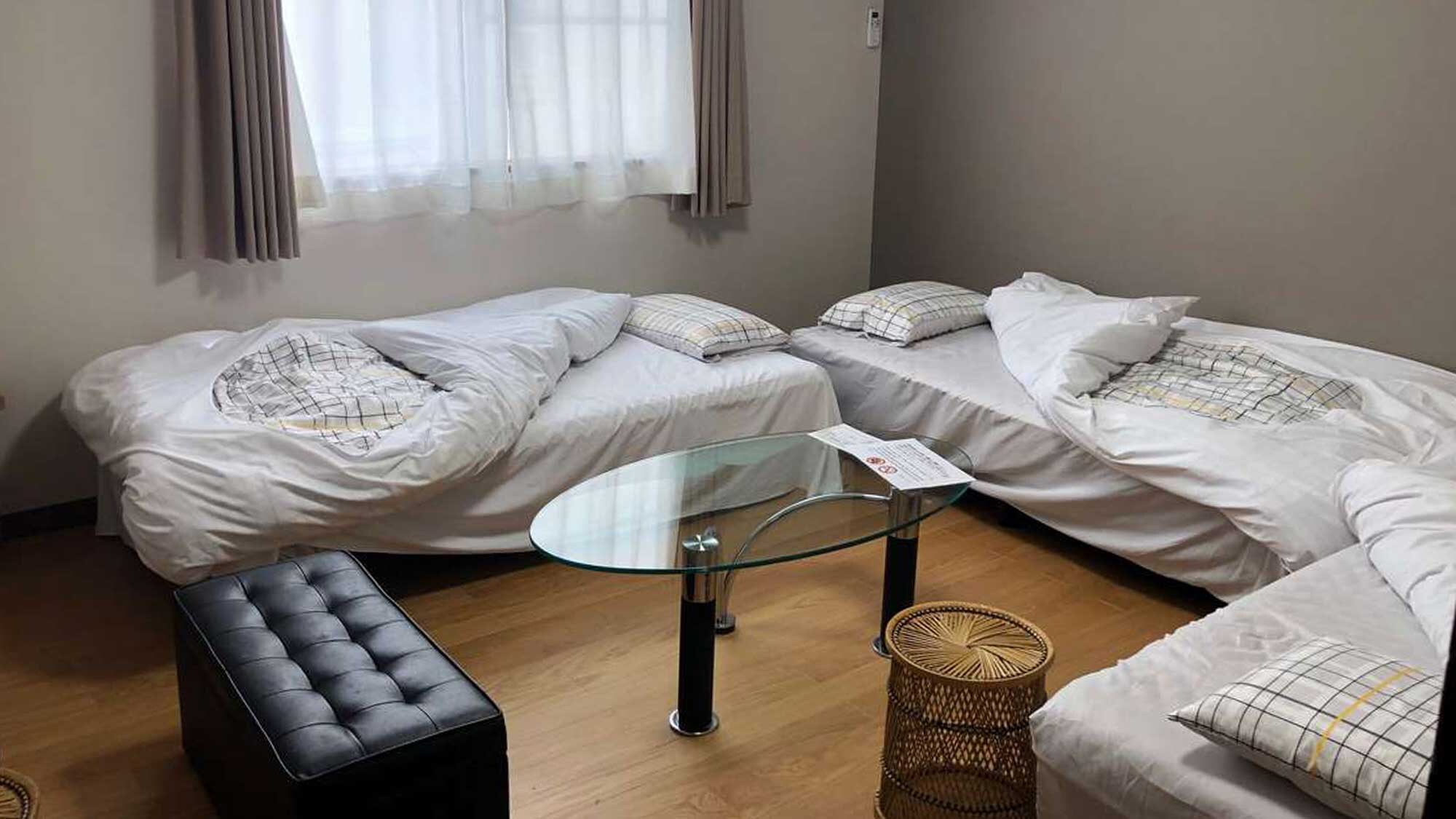 ・Kamar 3, satu-satunya kamar bergaya Barat di gedung ini, dilengkapi dengan empat tempat tidur single.