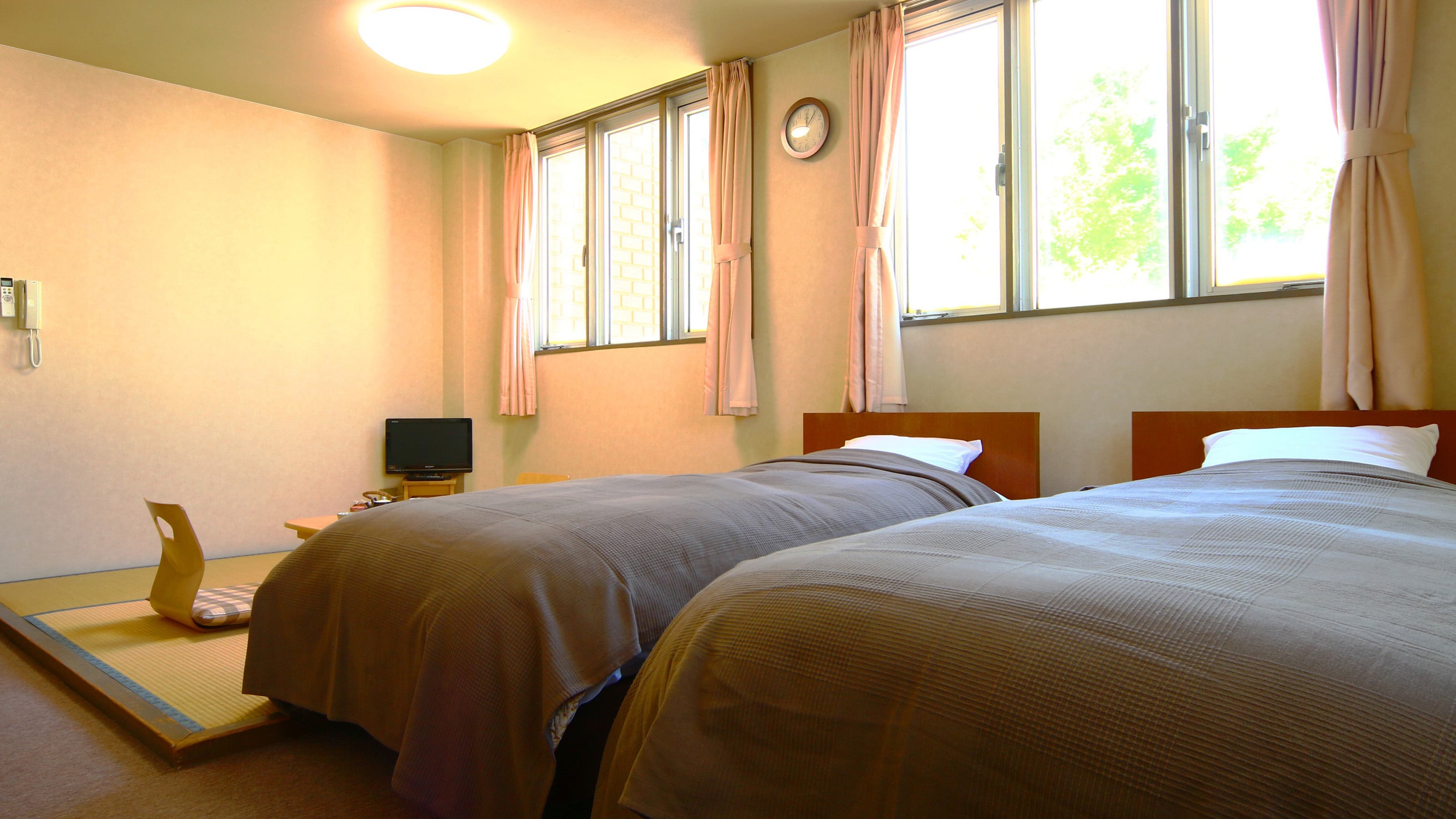 [Guest room] Japanese-Western style room with twin beds. Bathroom and toilet included.