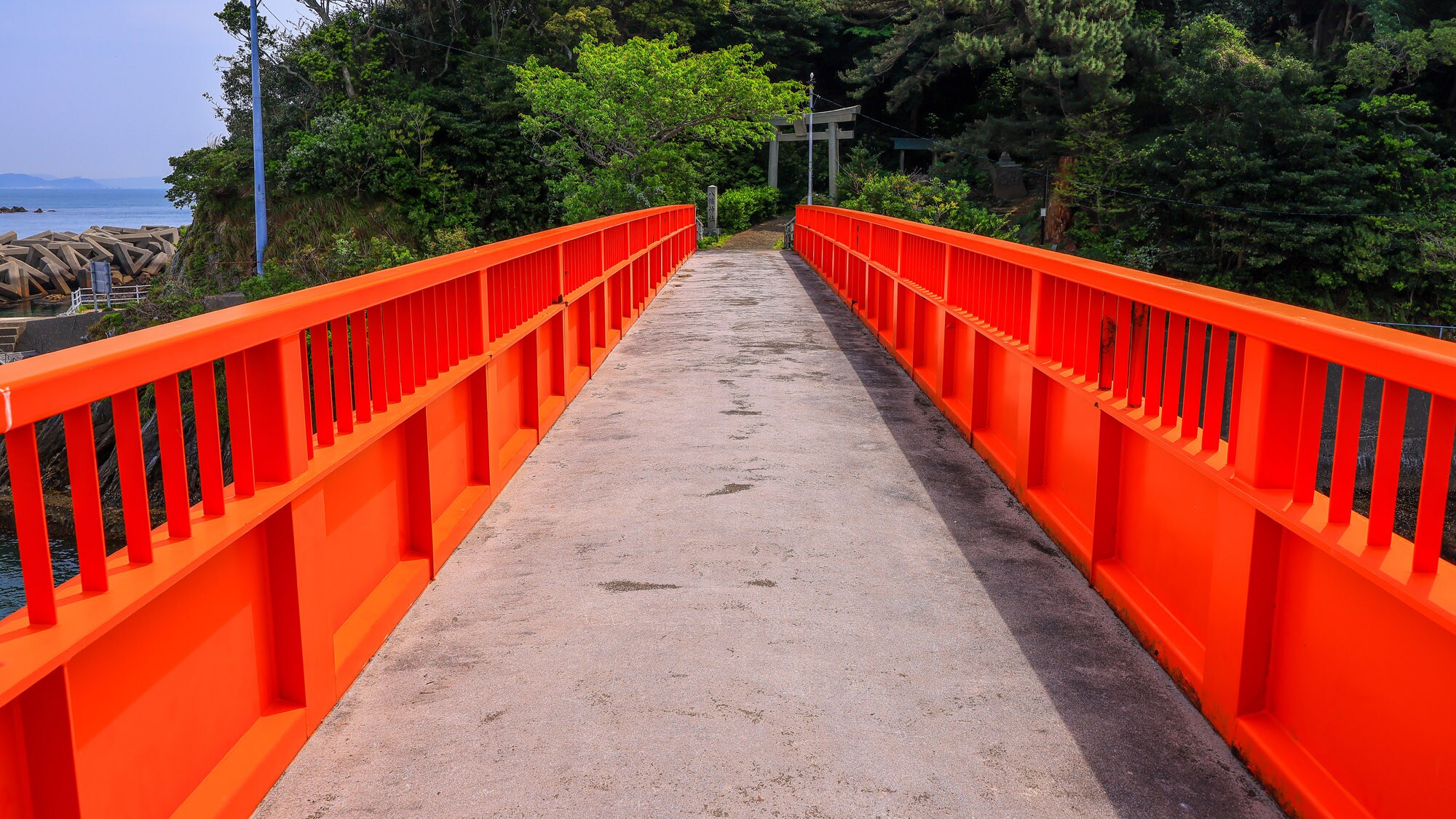 八幡橋的紅色圍欄距離酒店 17 分鐘步行路程。