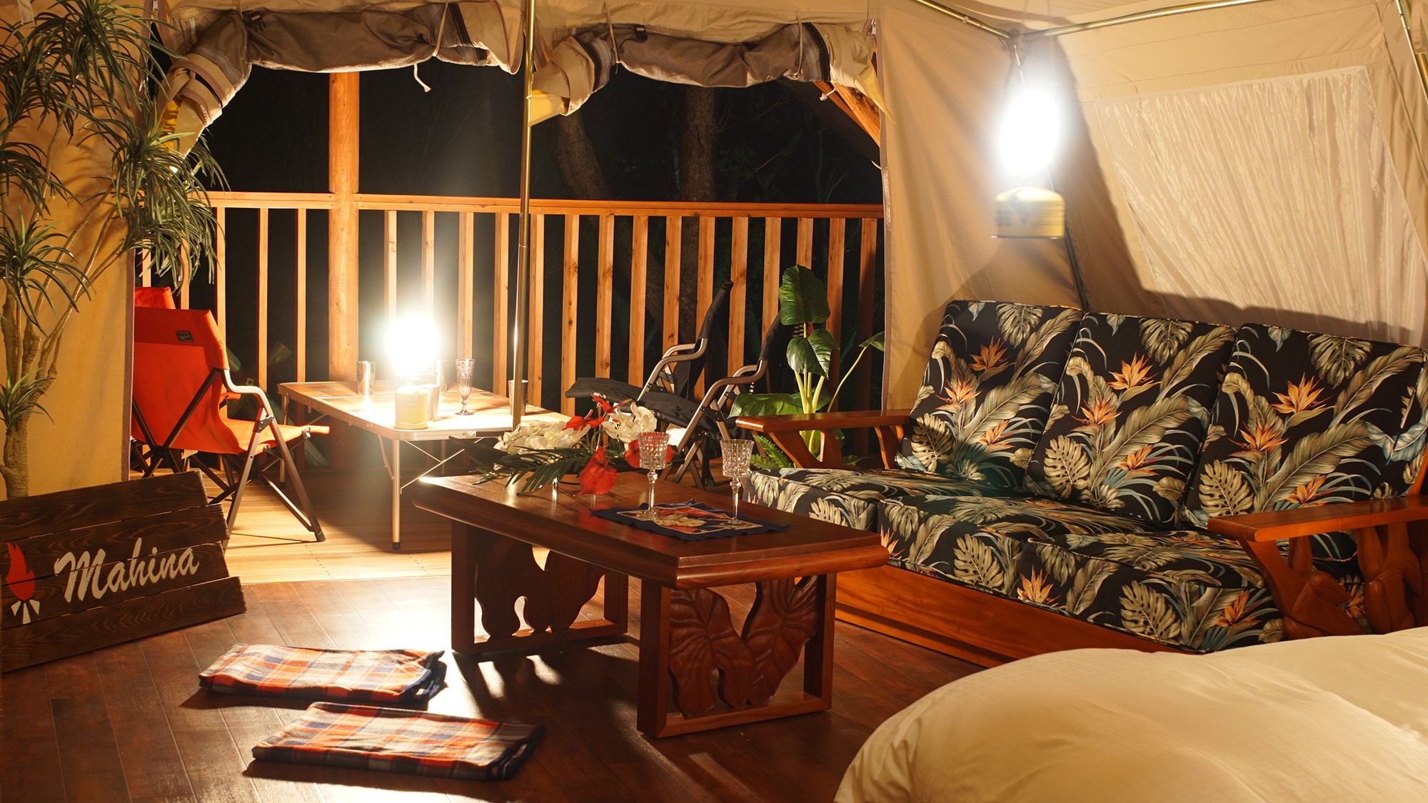 Luxury cabin indoor (night)