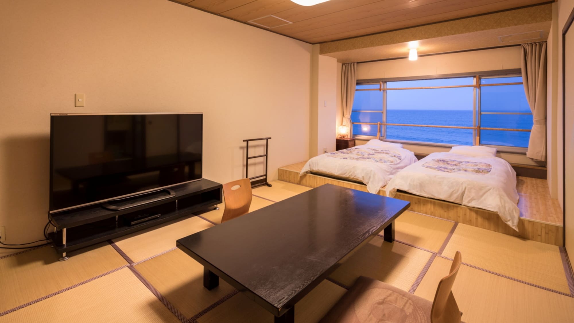 [Japanese-style room, twin] Seaside guest room with a panoramic view of the Pacific Ocean