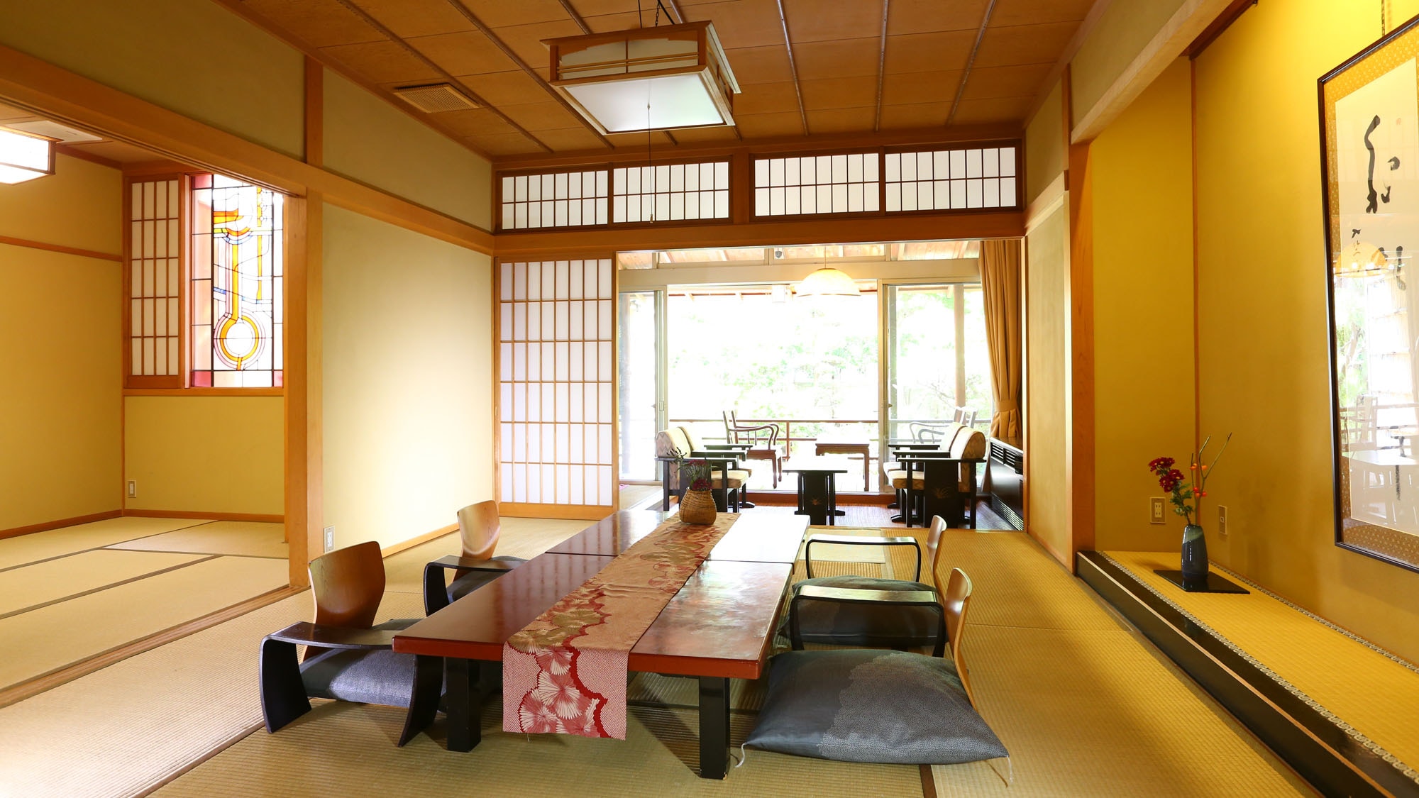 An example of a guest room with an open-air bath and a 2nd room (10 tatami mats + 6 tatami mats)