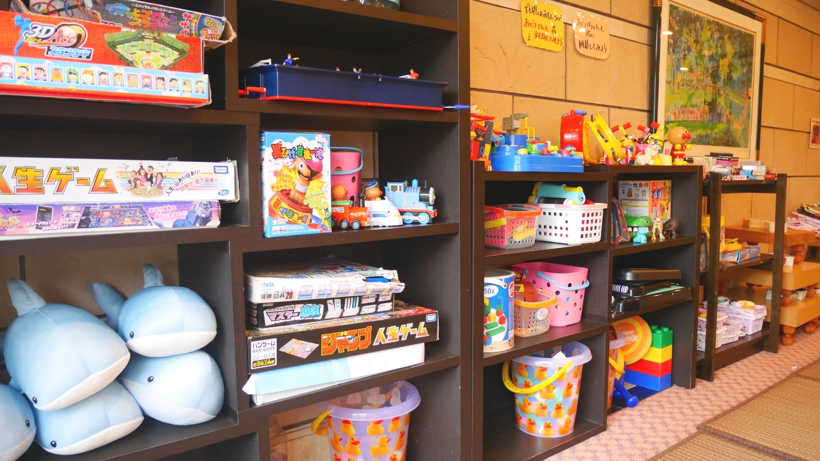 您可以隨意將棋盤遊戲和玩具帶入您的房間。