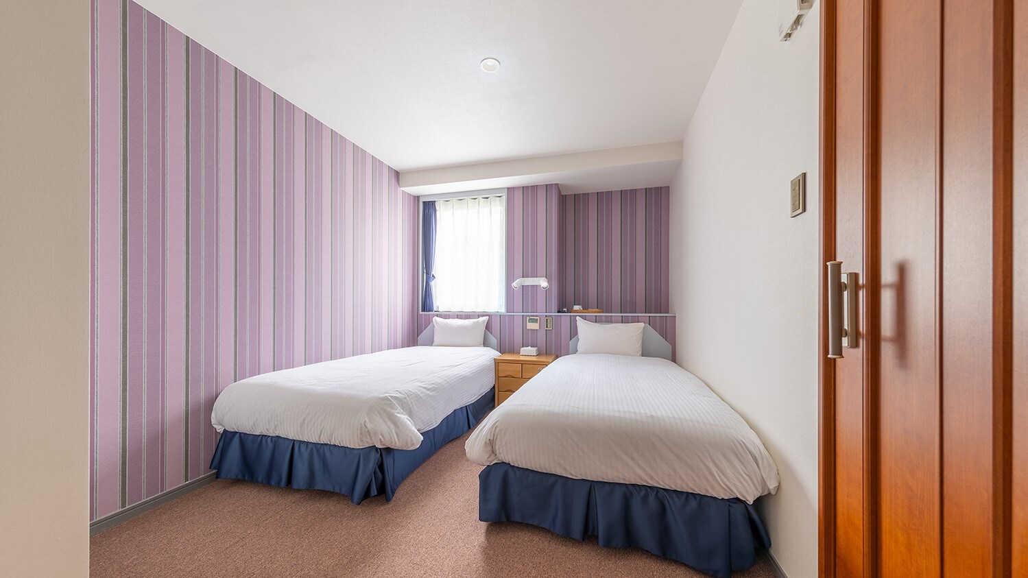 Twin room: A room with a toilet and washbasin. Refrigerator, plasma cluster, and individual air conditioning