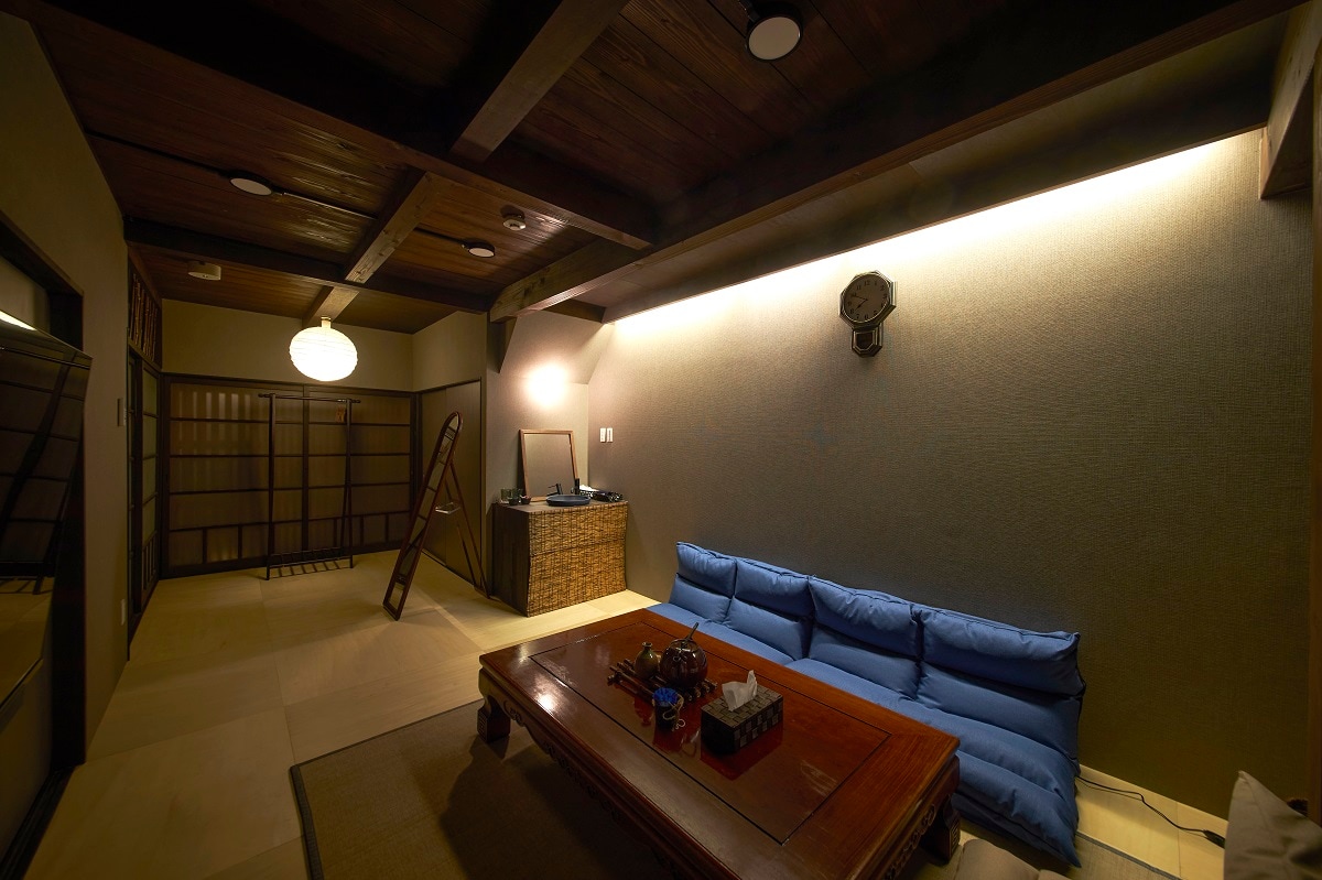 Indoors (1F)