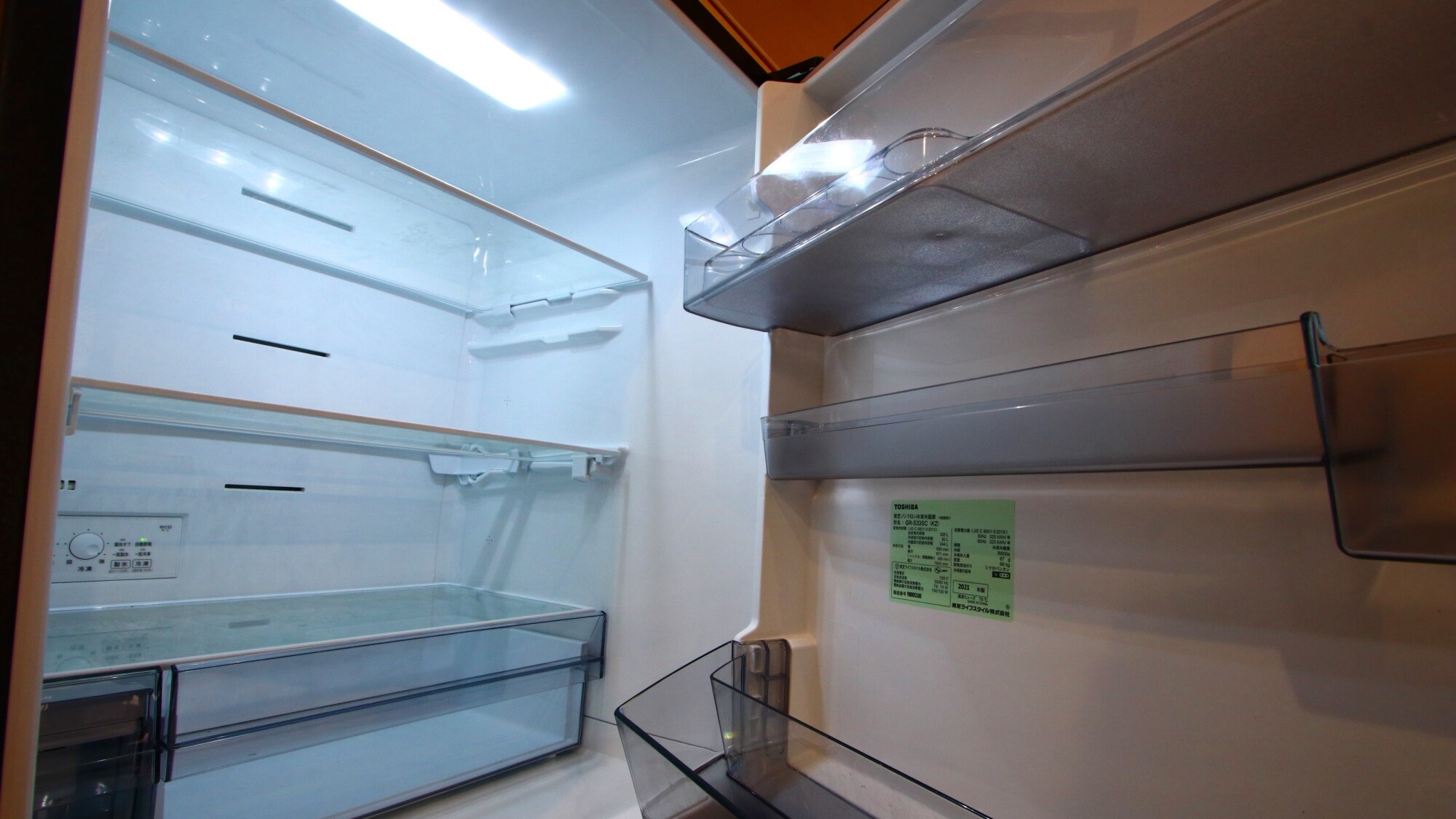 Studio F: There is an empty refrigerator so please feel free to use it.