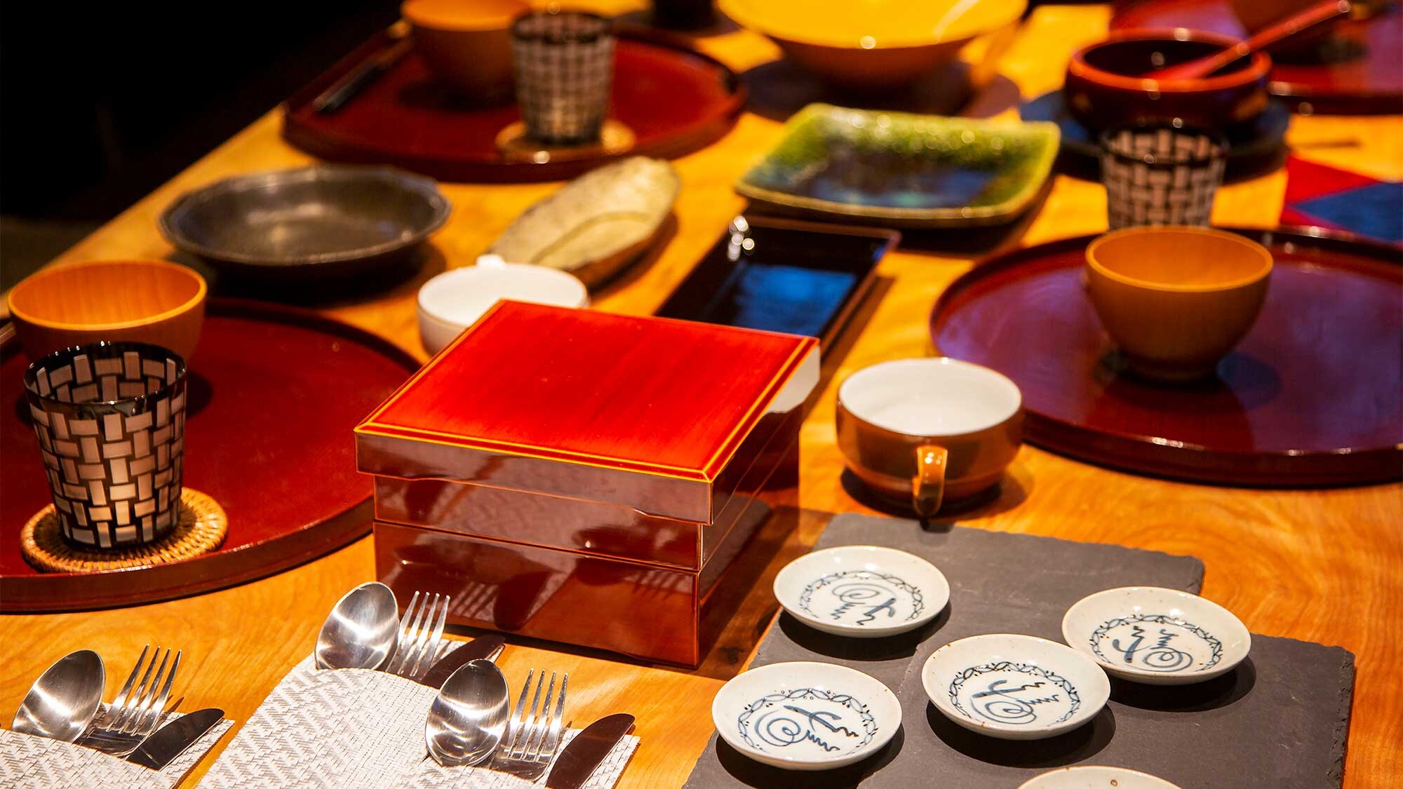 ・Falling Water House - We selected tableware that will brighten up your dining table.