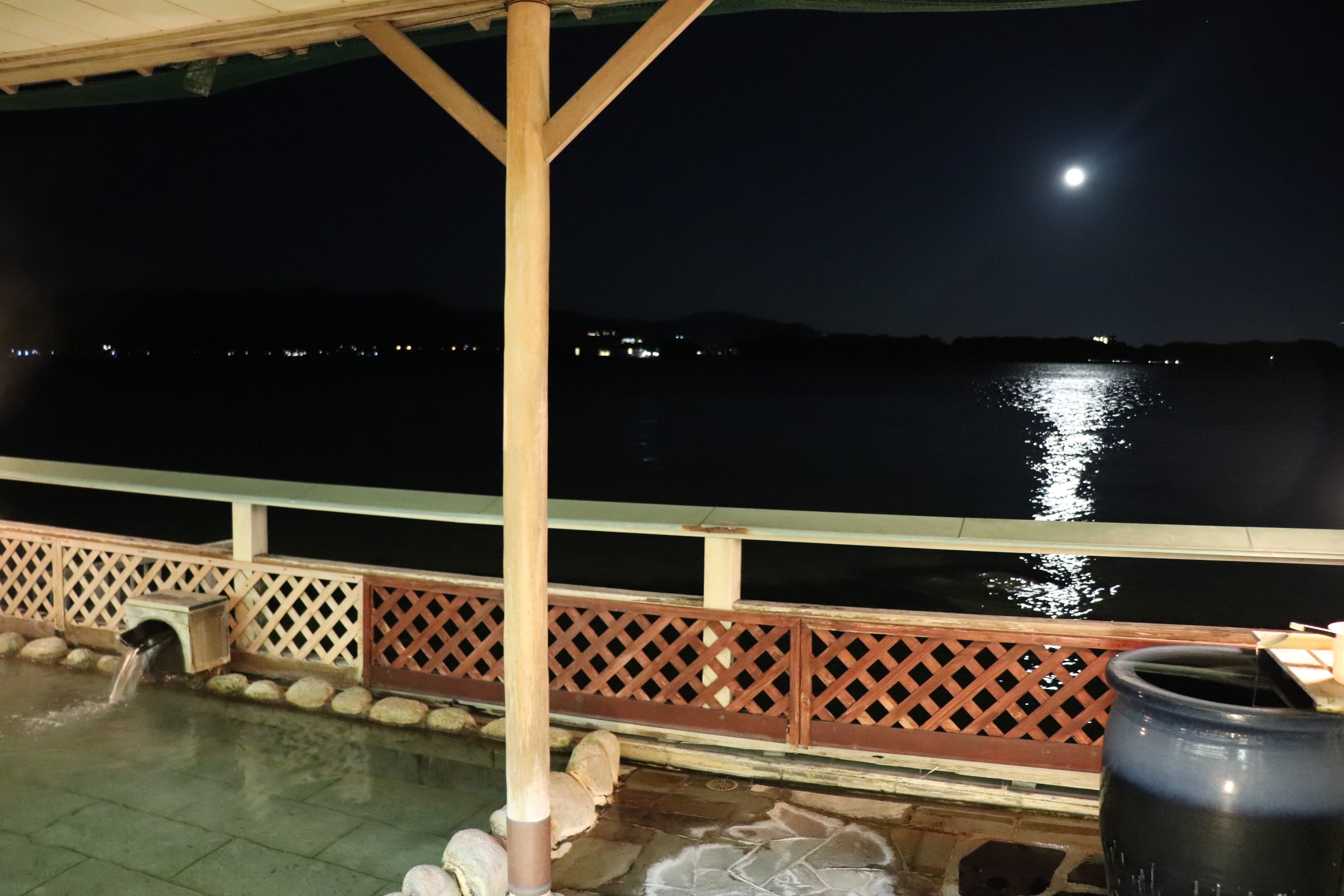 月圆之日从露天浴池看到的风景