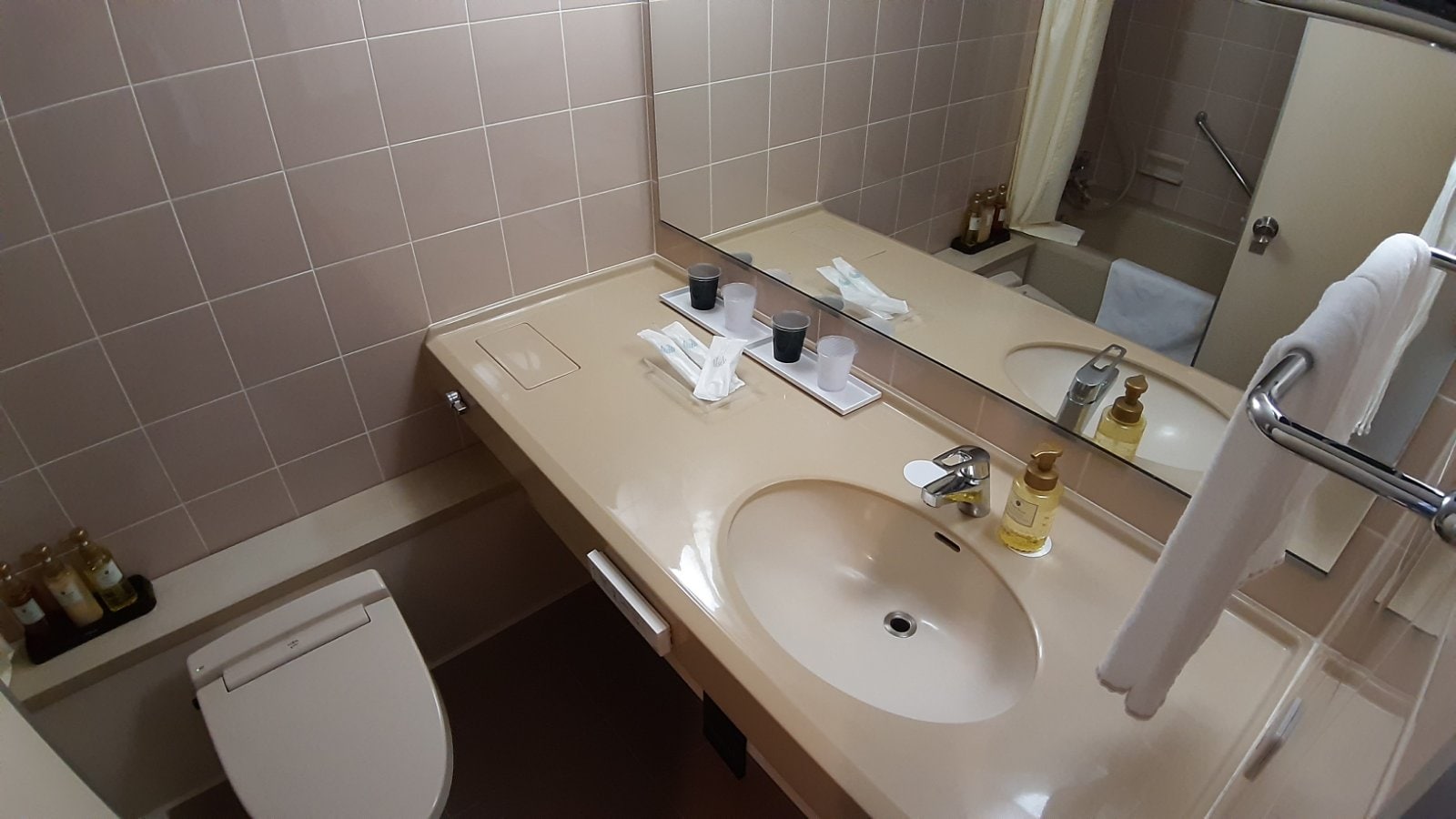 Japanese and Western rooms bath and toilet
