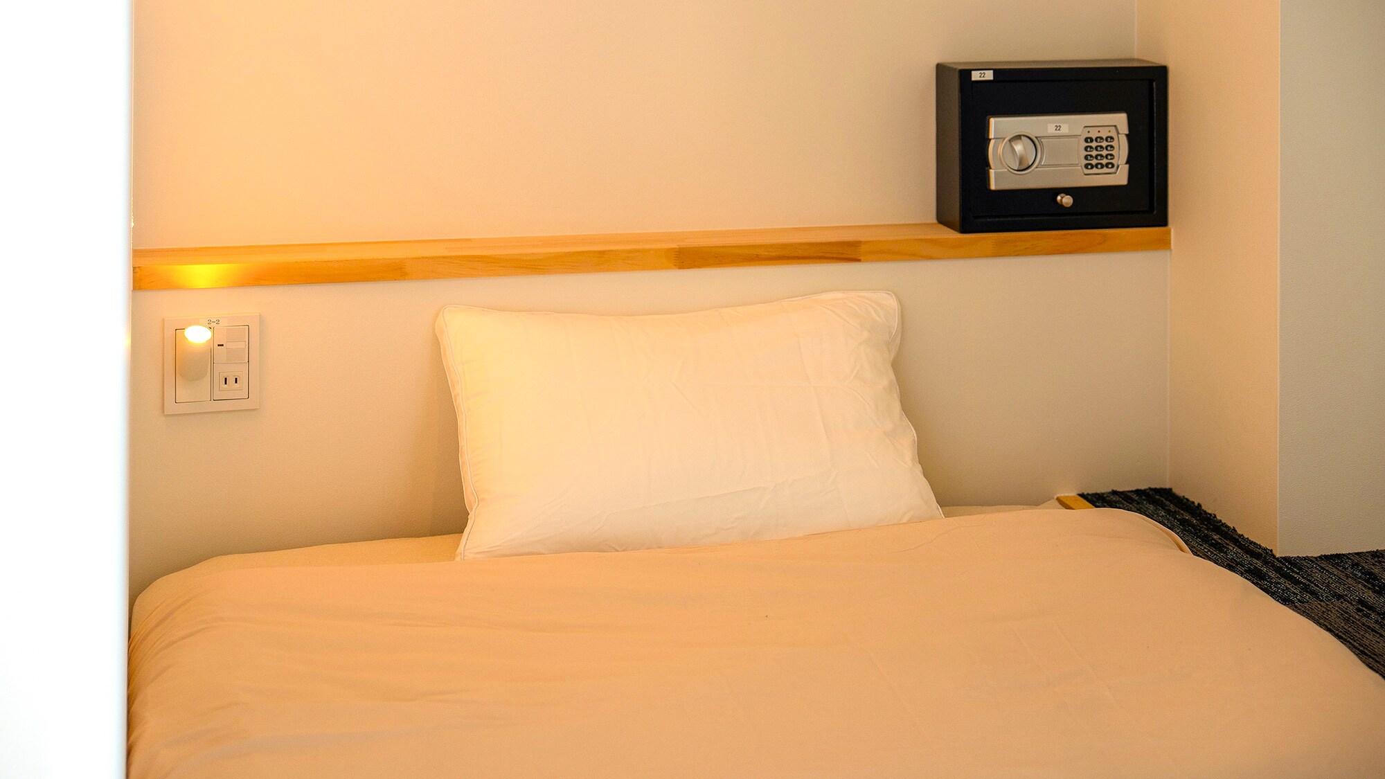 ・[Semi-double] There is a security box and power outlet at the bedside, so you can relax and feel safe.